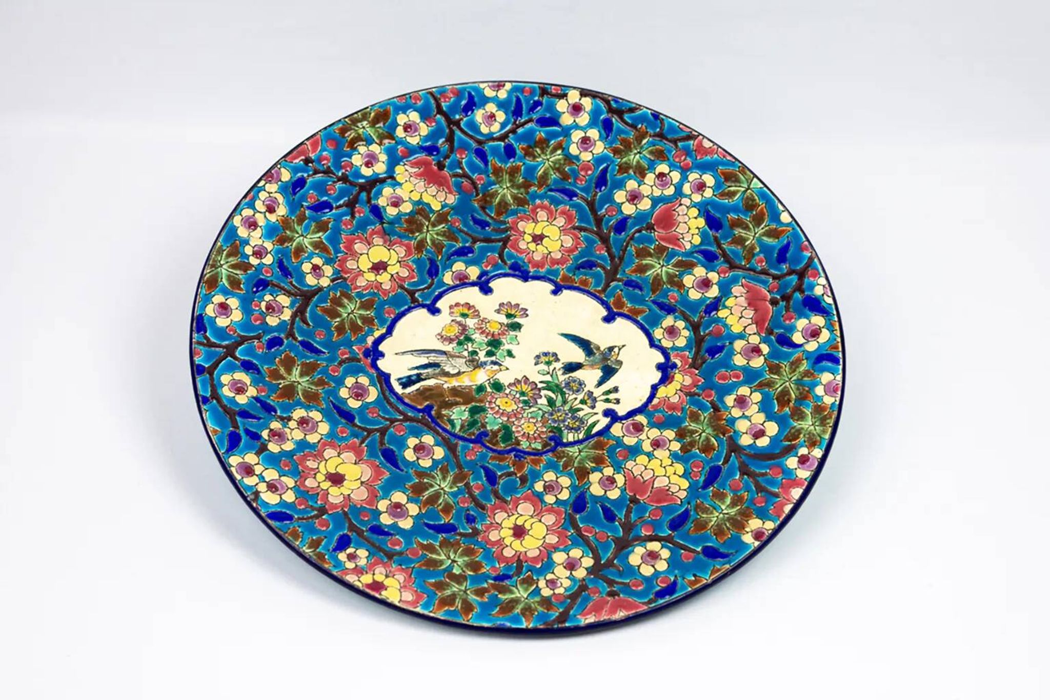 Plat en émaux de Longwy – Décor d’oiseaux et fleurs polychromes – 1950