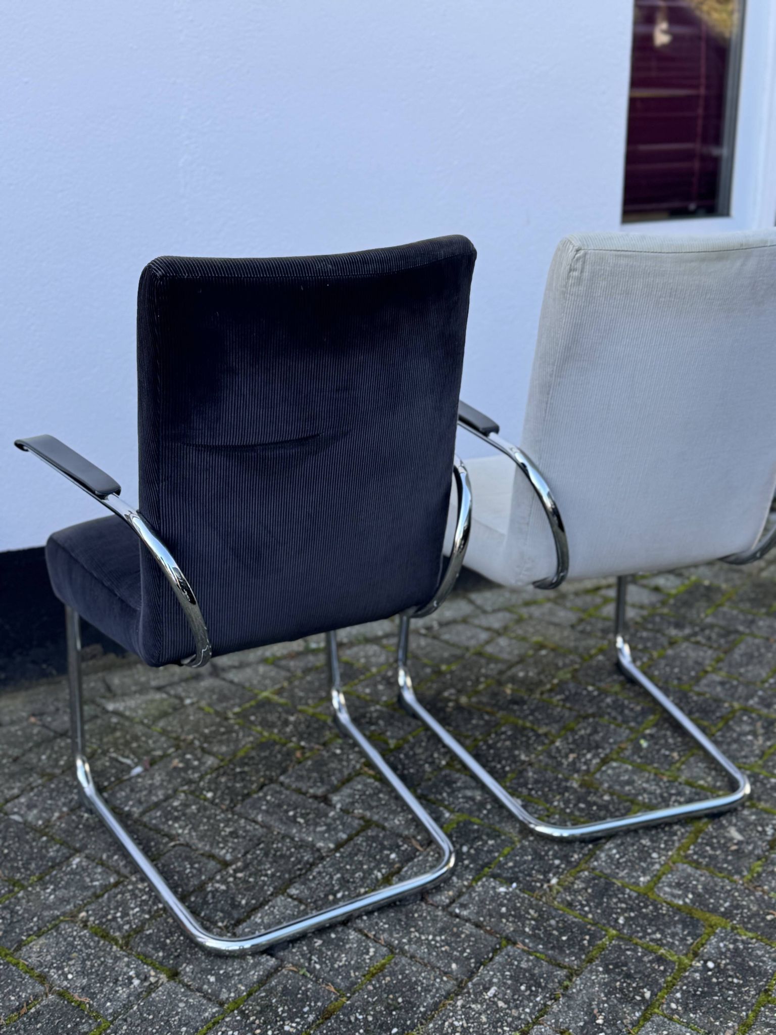 Paire de fauteuils en acier tubulaire