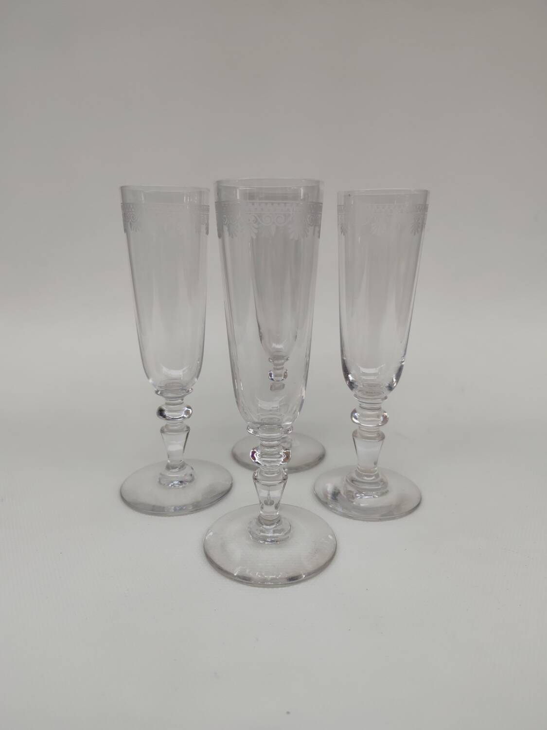 4 flutes à champagne en cristal de baccarat, début du XX ème siècle.
