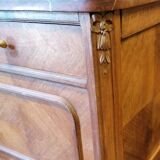 Table de chevet en bois de style Louis XVI.