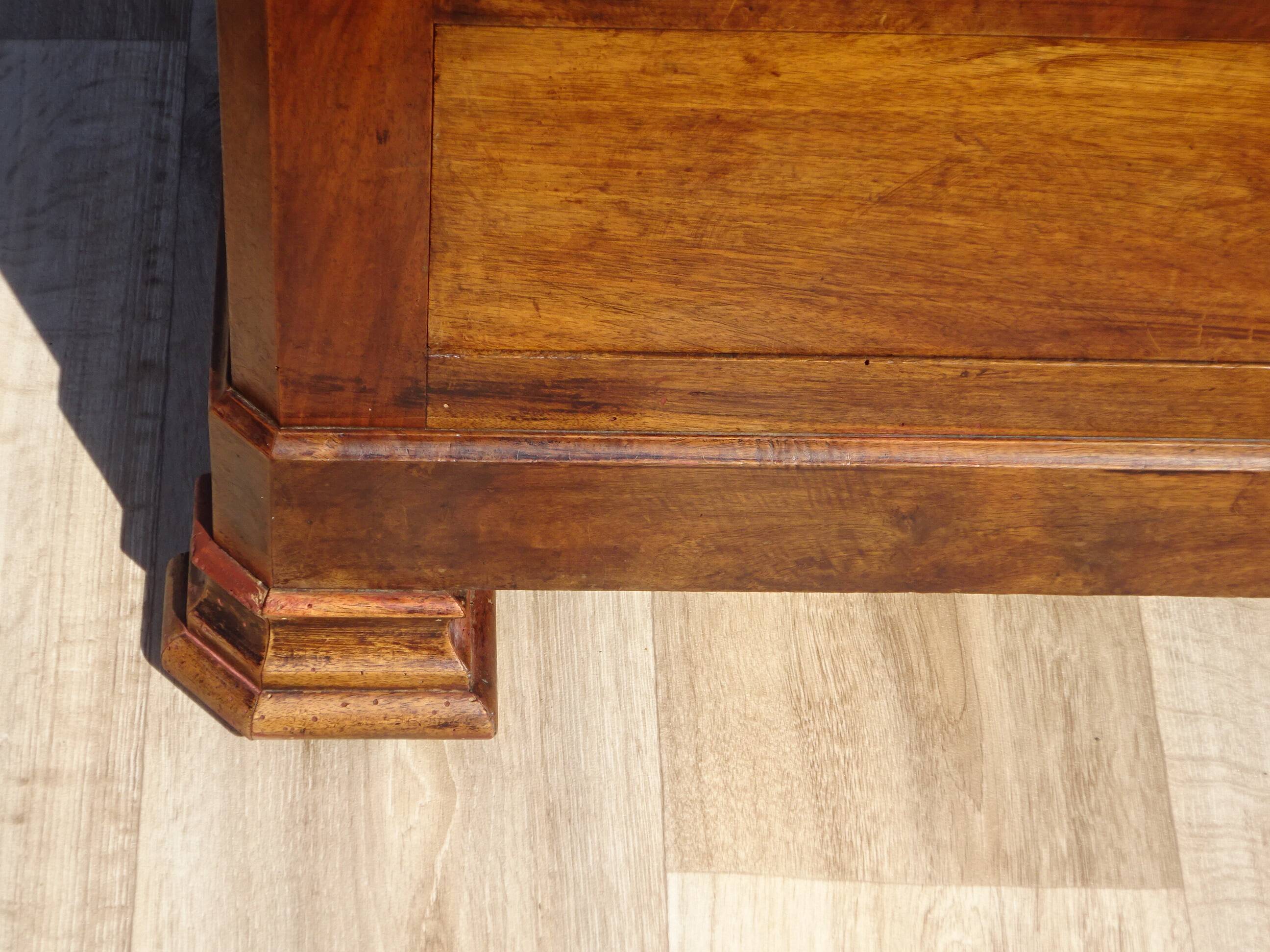 Commode en noyer de style et époque Louis Philippe