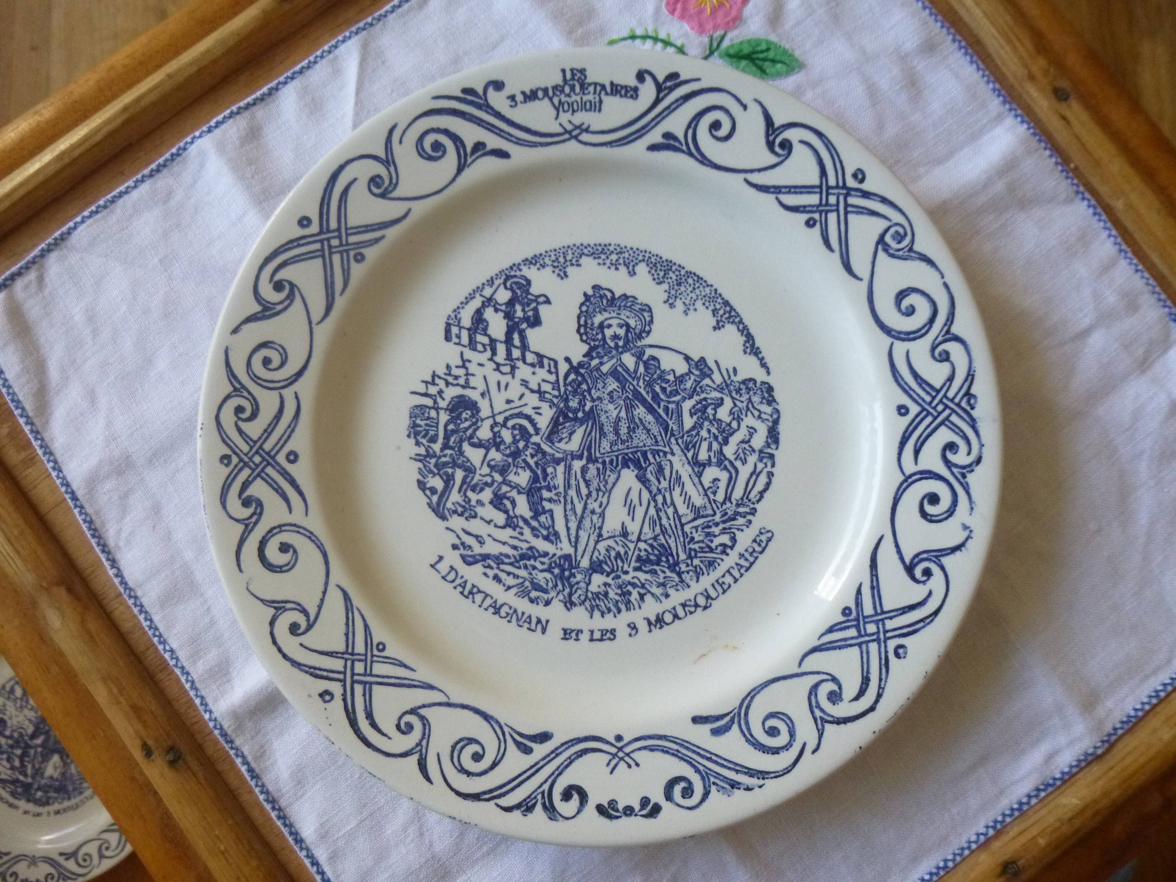 3 Yoplait advertising plates - The 3 musketeers