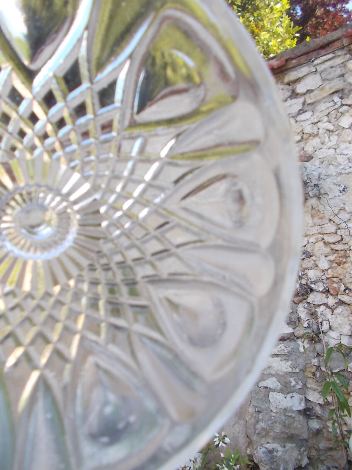 Moulded glass bonbonnière