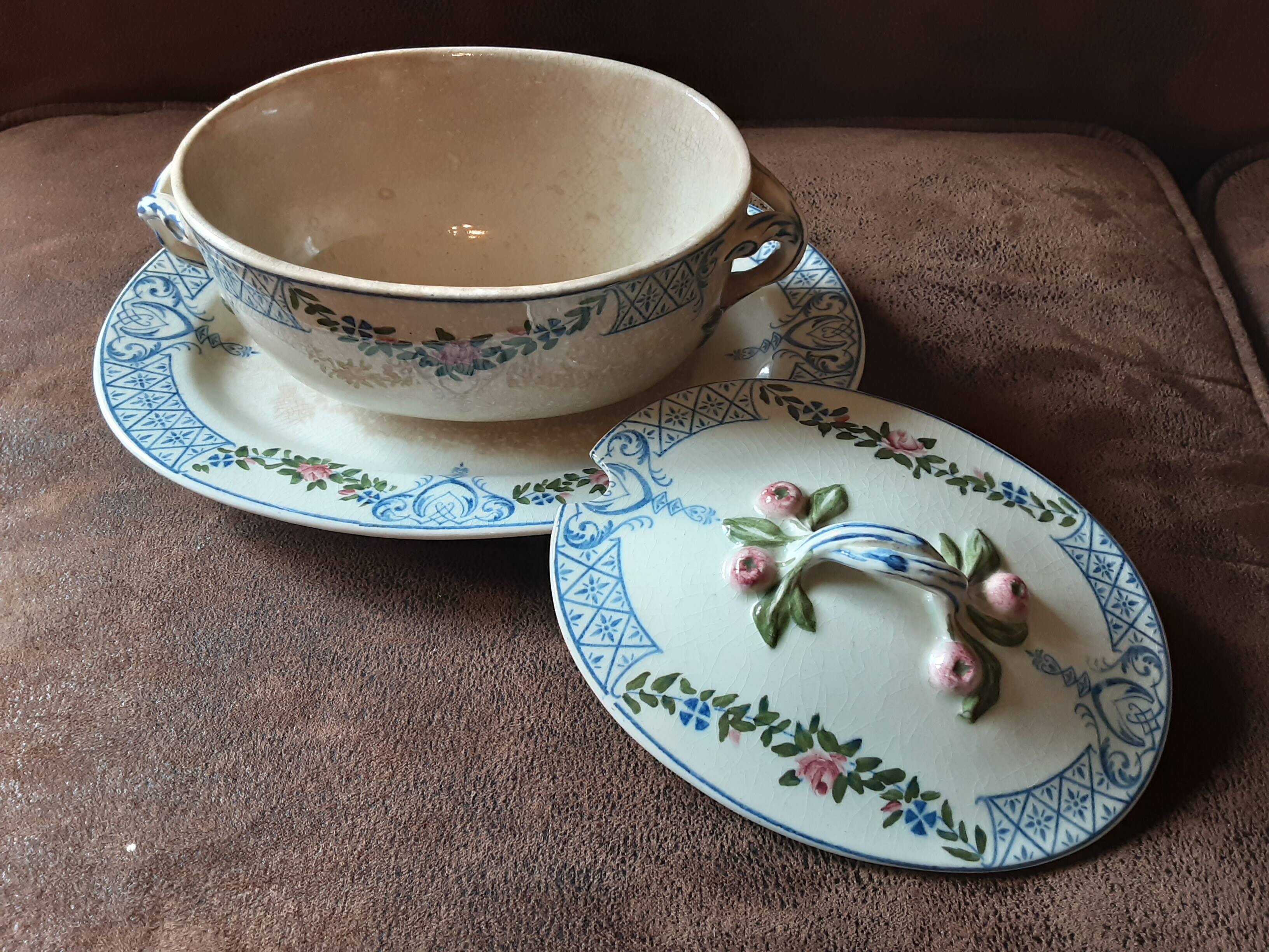 Old Tournay sauce boat. Creil and Montereau