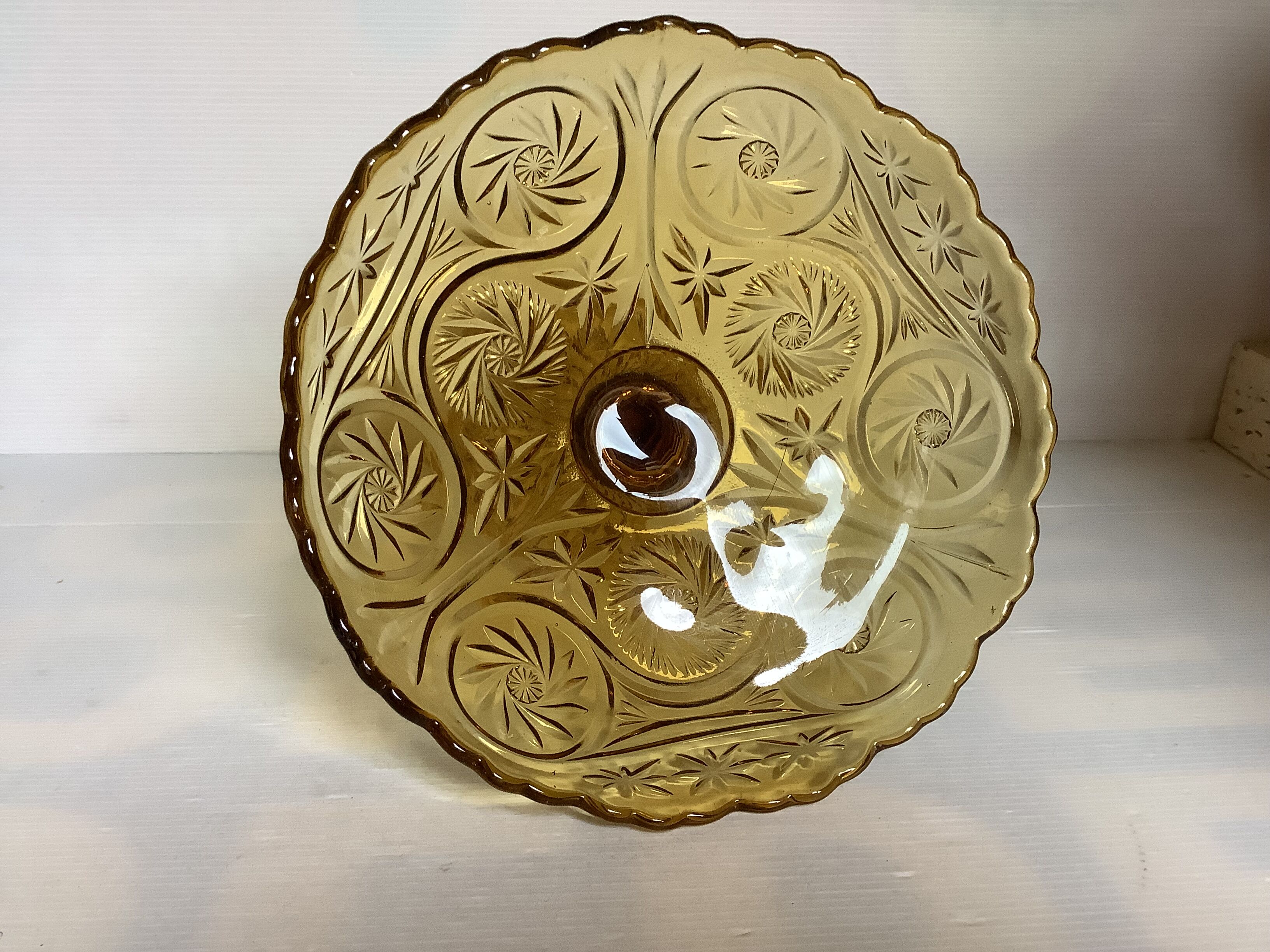 Footed plate sun moulded glass yellow