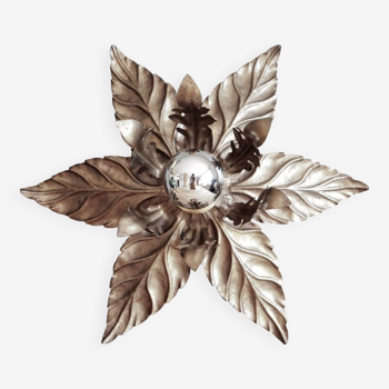 Flower wall lamp in patinated metal
