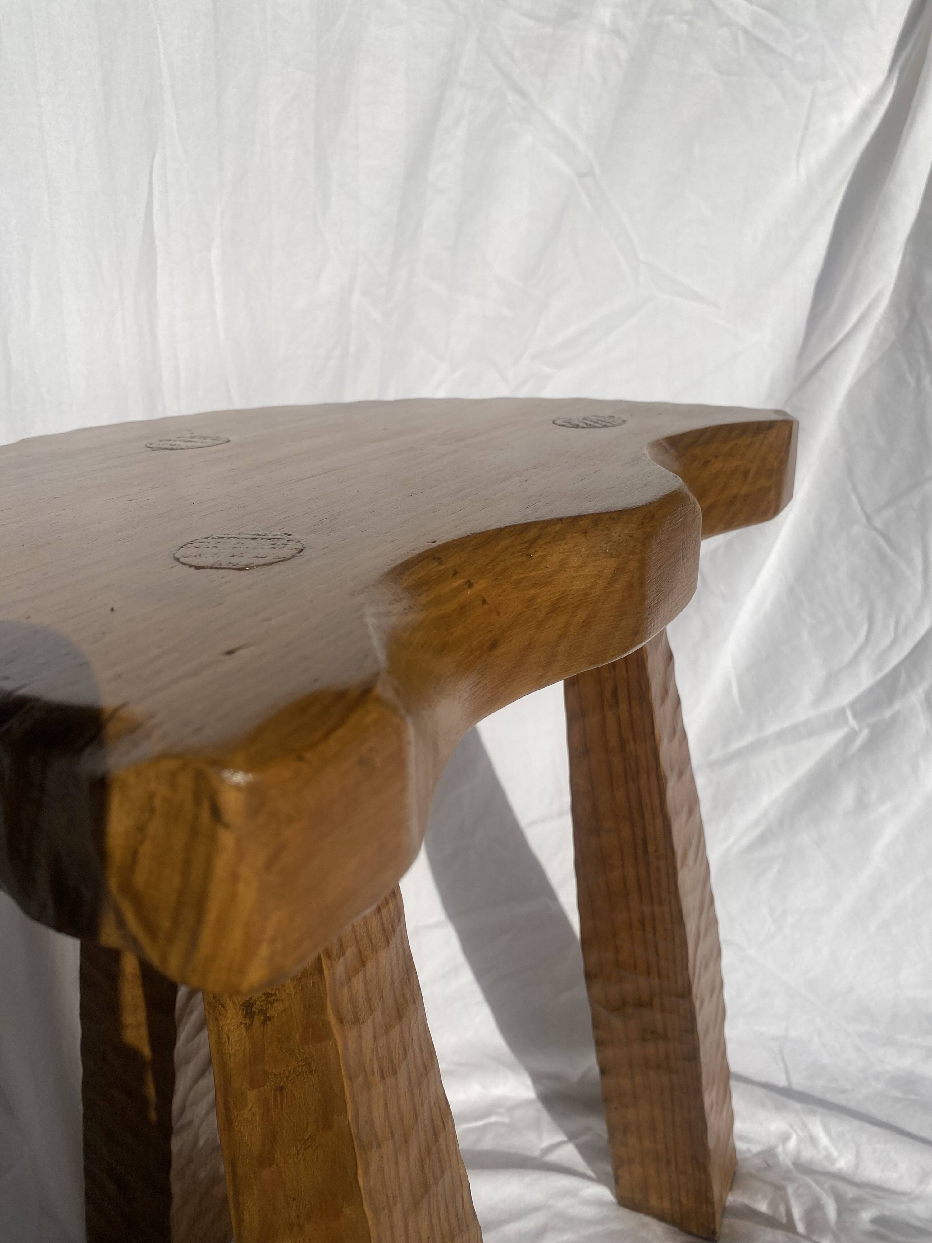 Tabouret Tripode Brutaliste  — Bois Massif — Travail Artisanal (ca. 50-70)