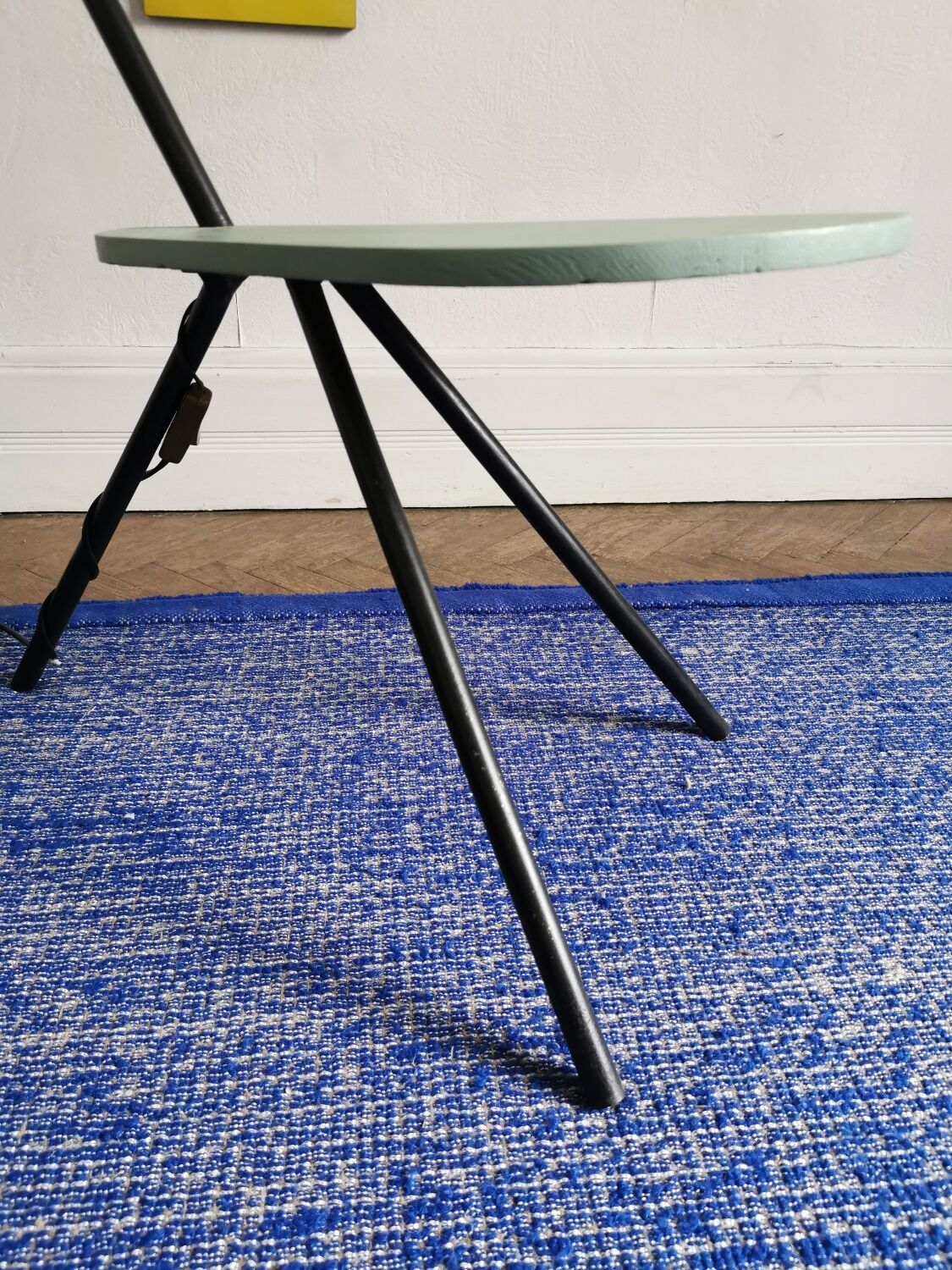 Vintage bean tripod tablet e-reader