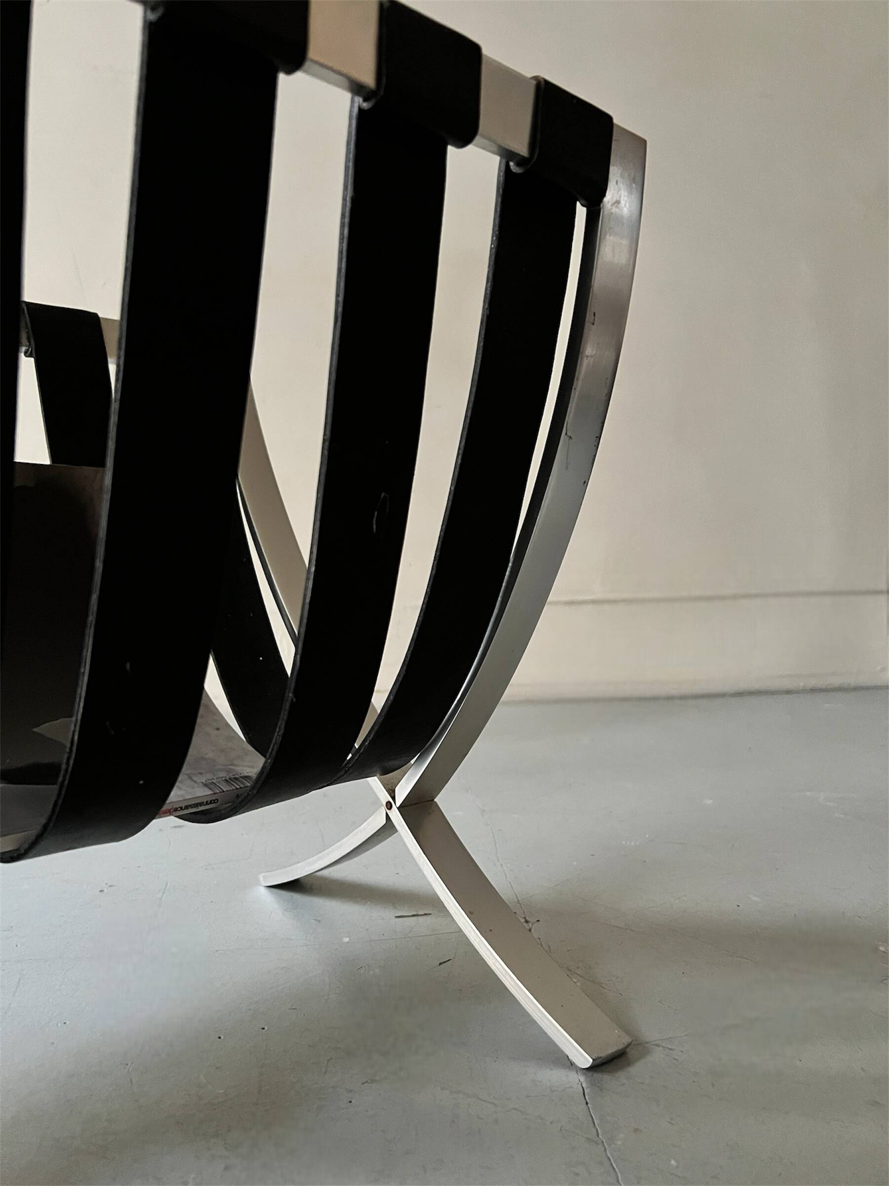Large Barcelona magazine rack in chrome and leather straps, design circa 1970