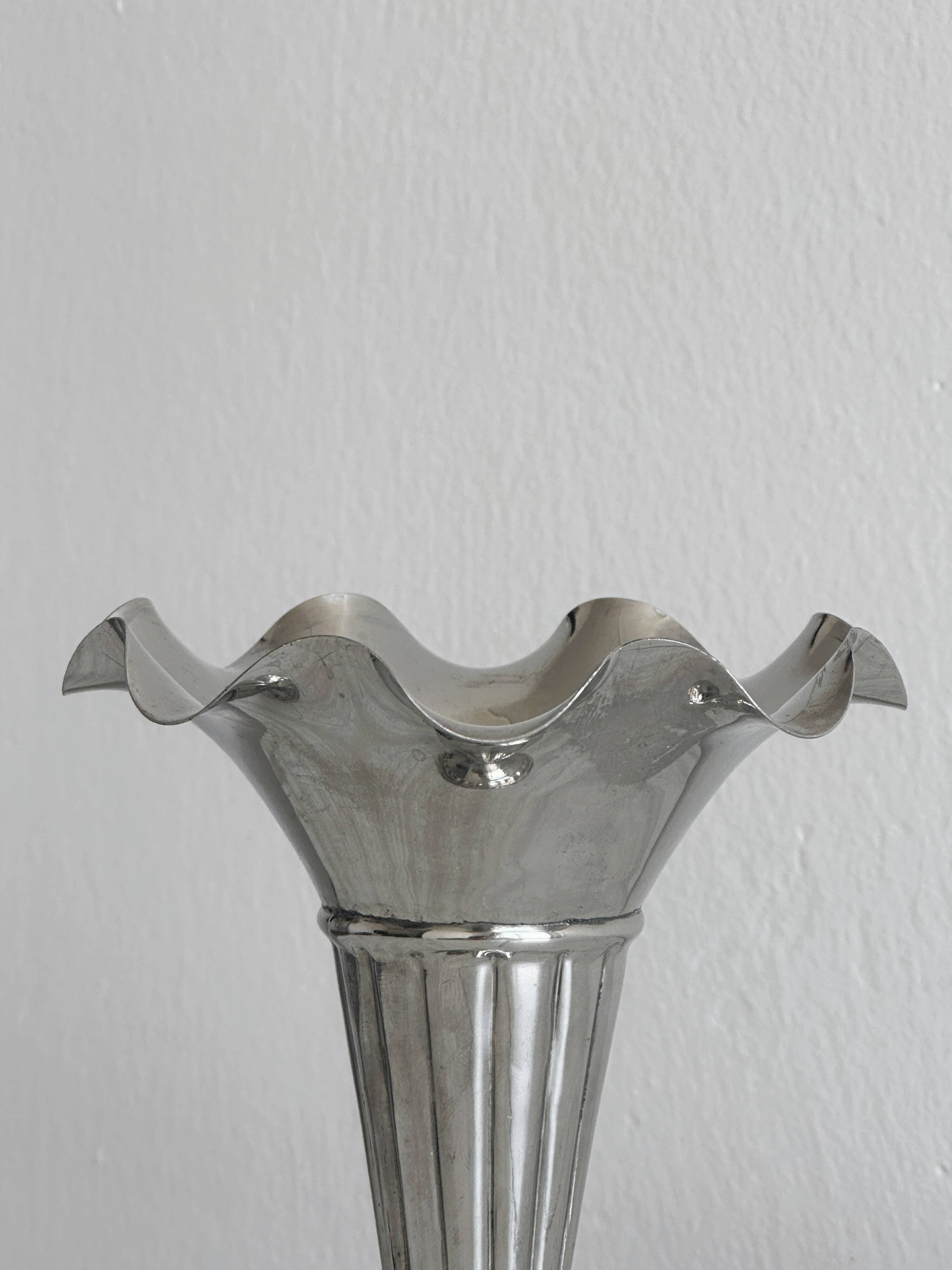 Petit vase vintage en aluminium léger
