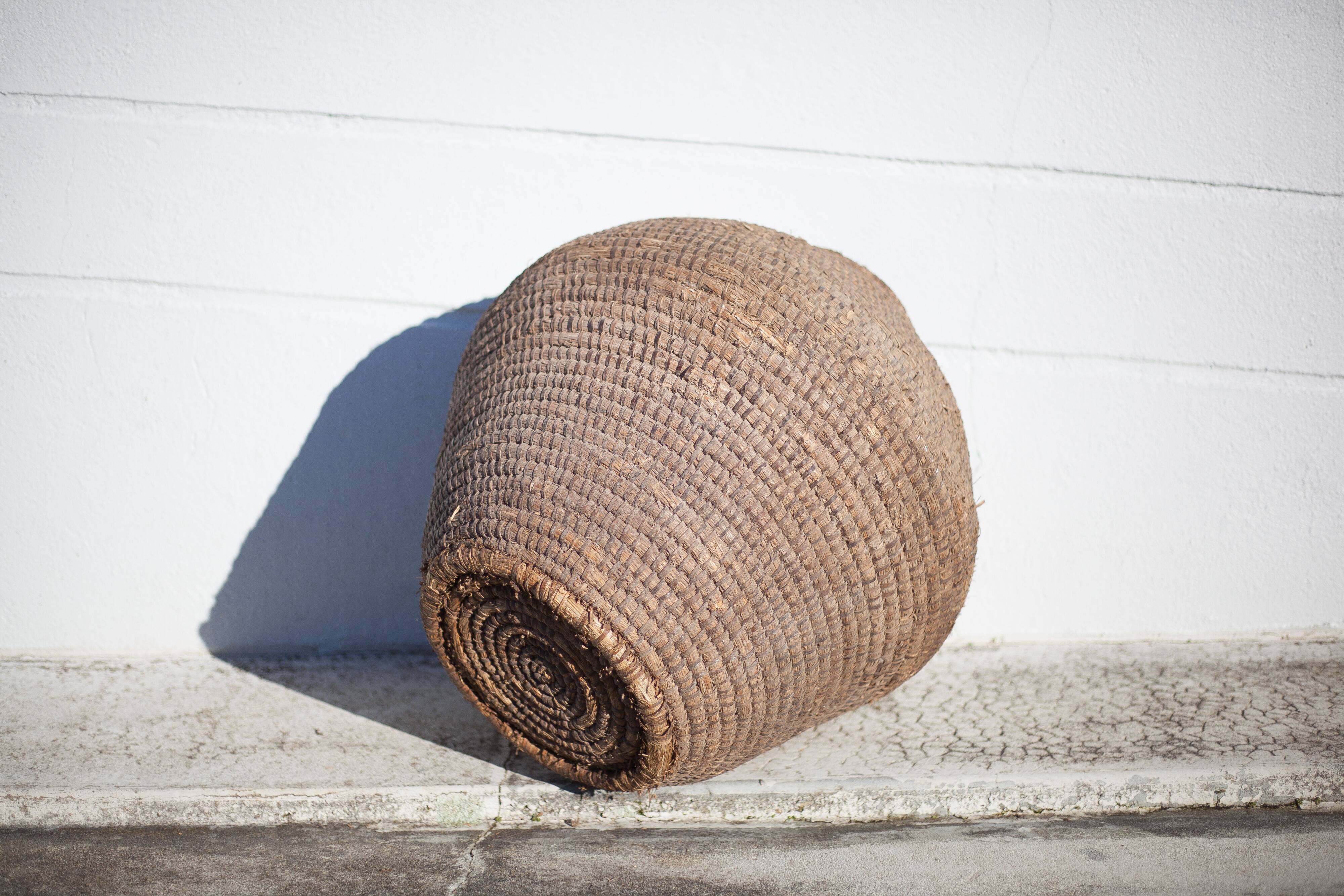Old basket, burgundy XL straw and bramble, woven basket, interior decoration, pantry, cache