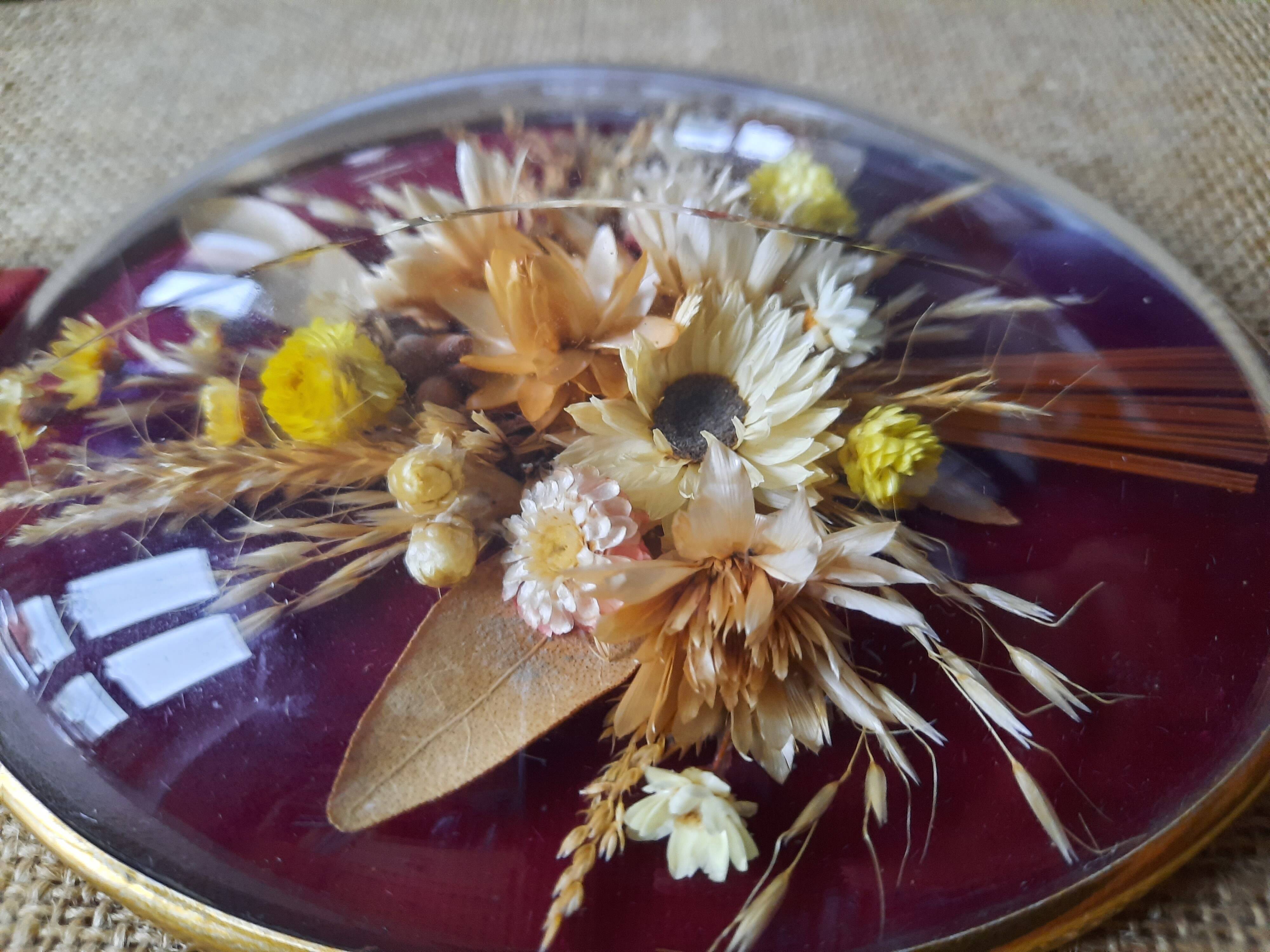 Frame medallion dried flowers