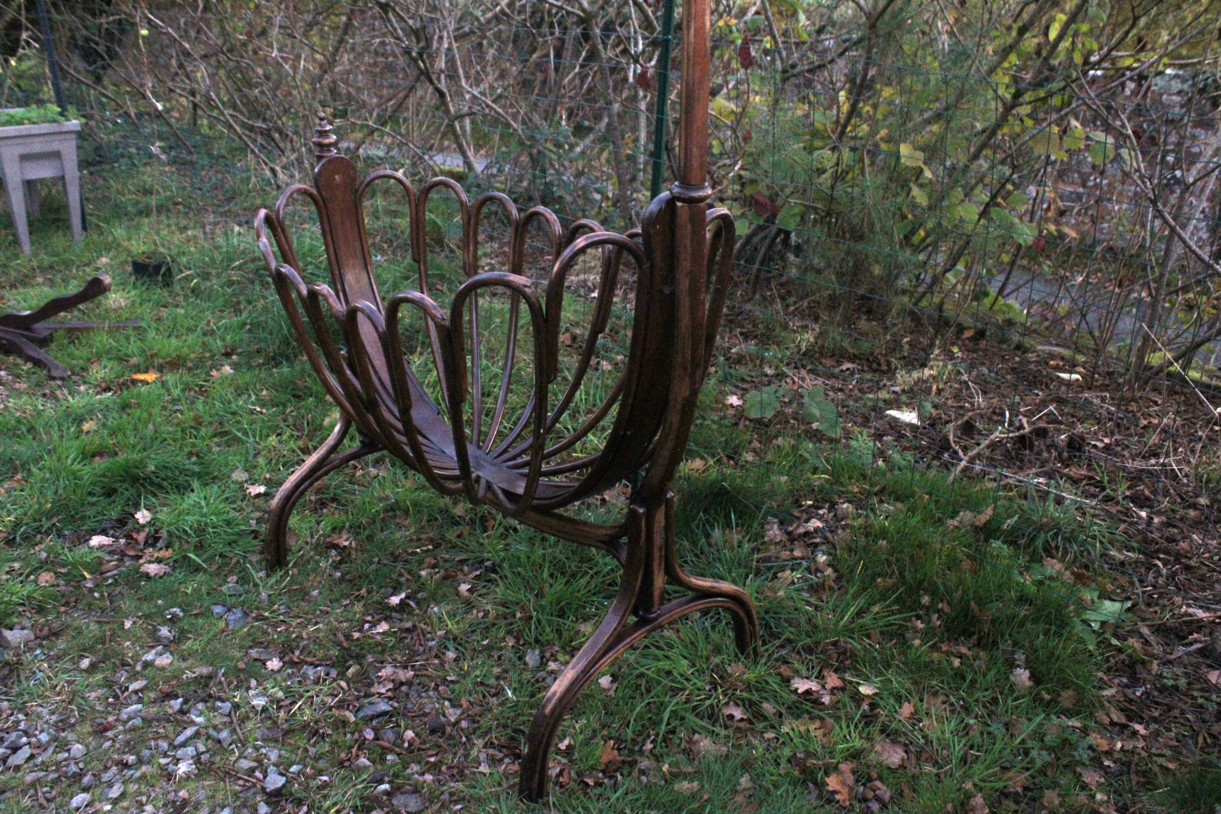 Berceau ancien en rotin cintré – modèle fleur – avec flèche pour voile