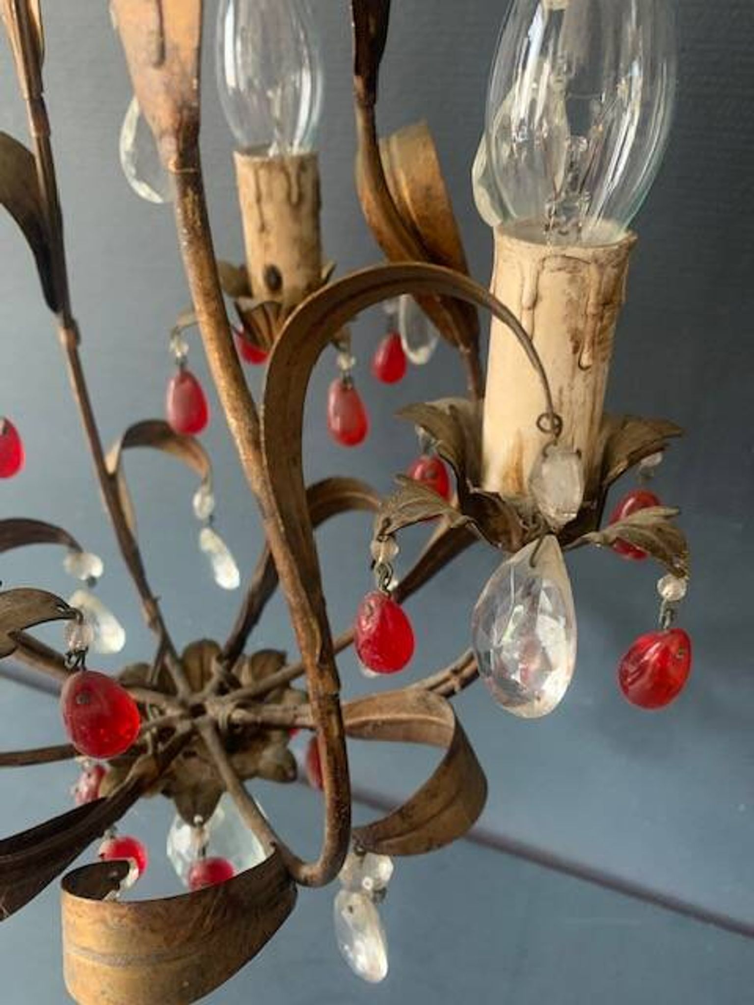 Antique chandelier in gilded sheet metal and red and white crystal pendants, 1900