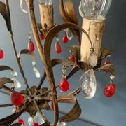 Antique chandelier in gilded sheet metal and red and white crystal pendants, 1900