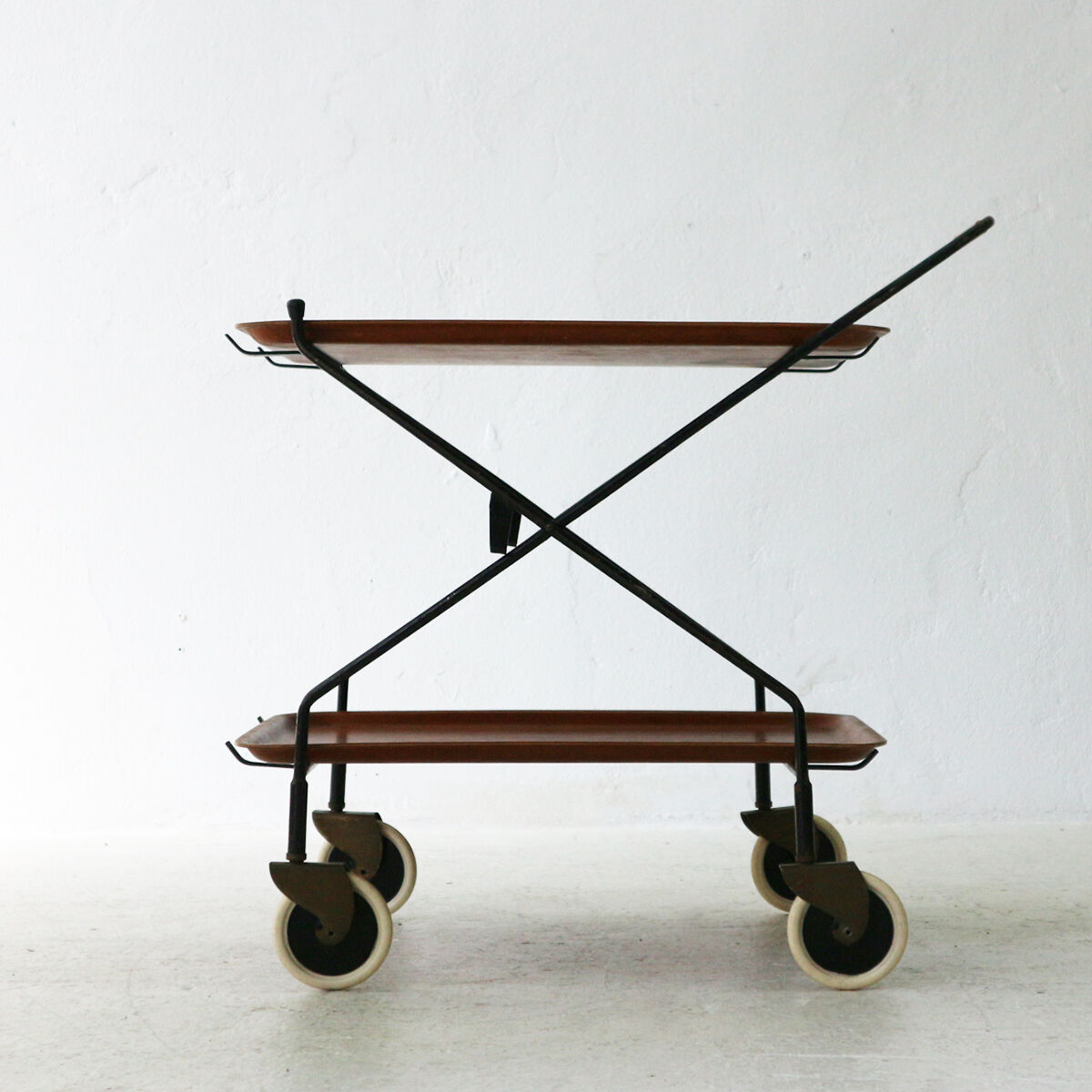 Mid-century modern foldable serving trolley with teak trays