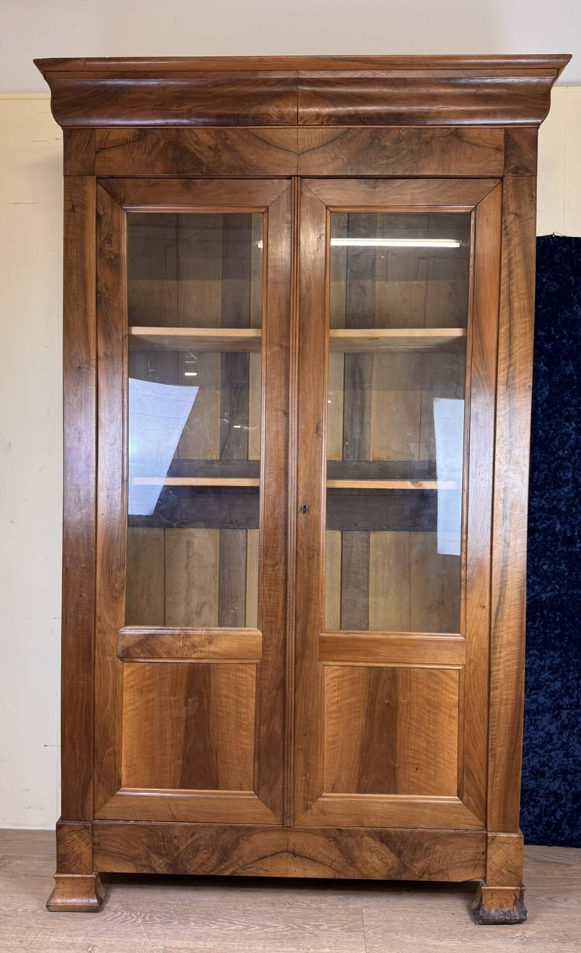 Superb Louis Philippe period bookcase in walnut circa 1830