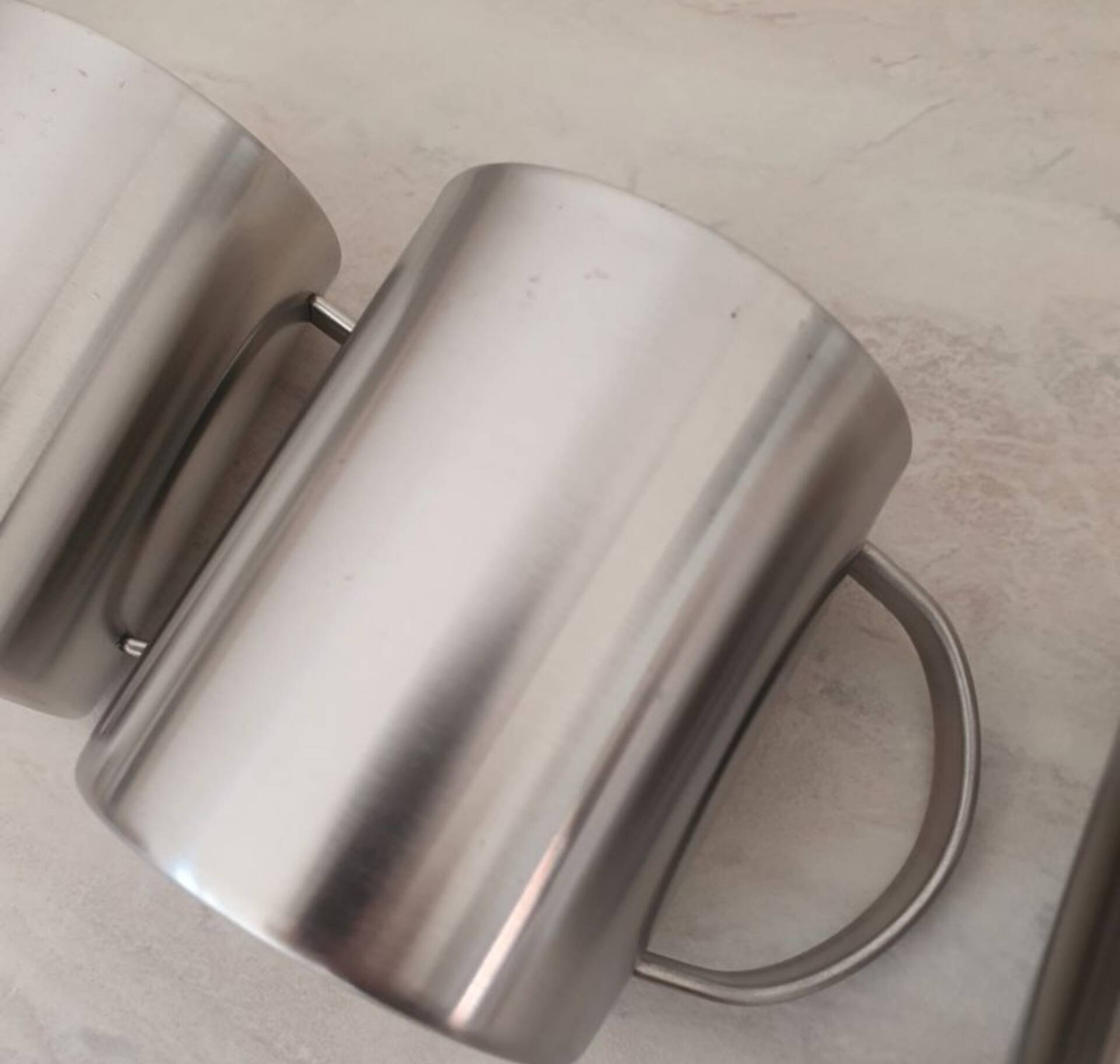 4 Grandes Tasses en inox et son support métallique