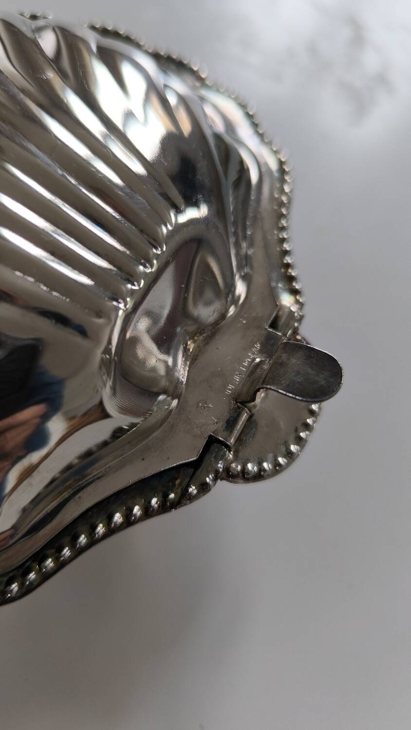 Shell-shaped butter dish in silver-plated metal from the 50s