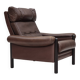 Fauteuil danois années 1970, état d'origine, cuir d'ameublement, bois de chêne foncé.