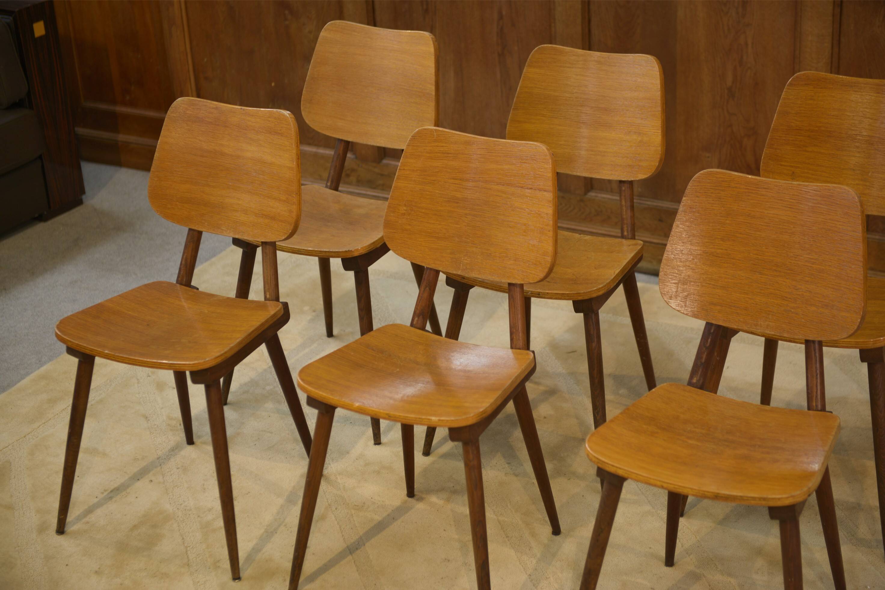 Set of 6 oak chairs from the 1960s.