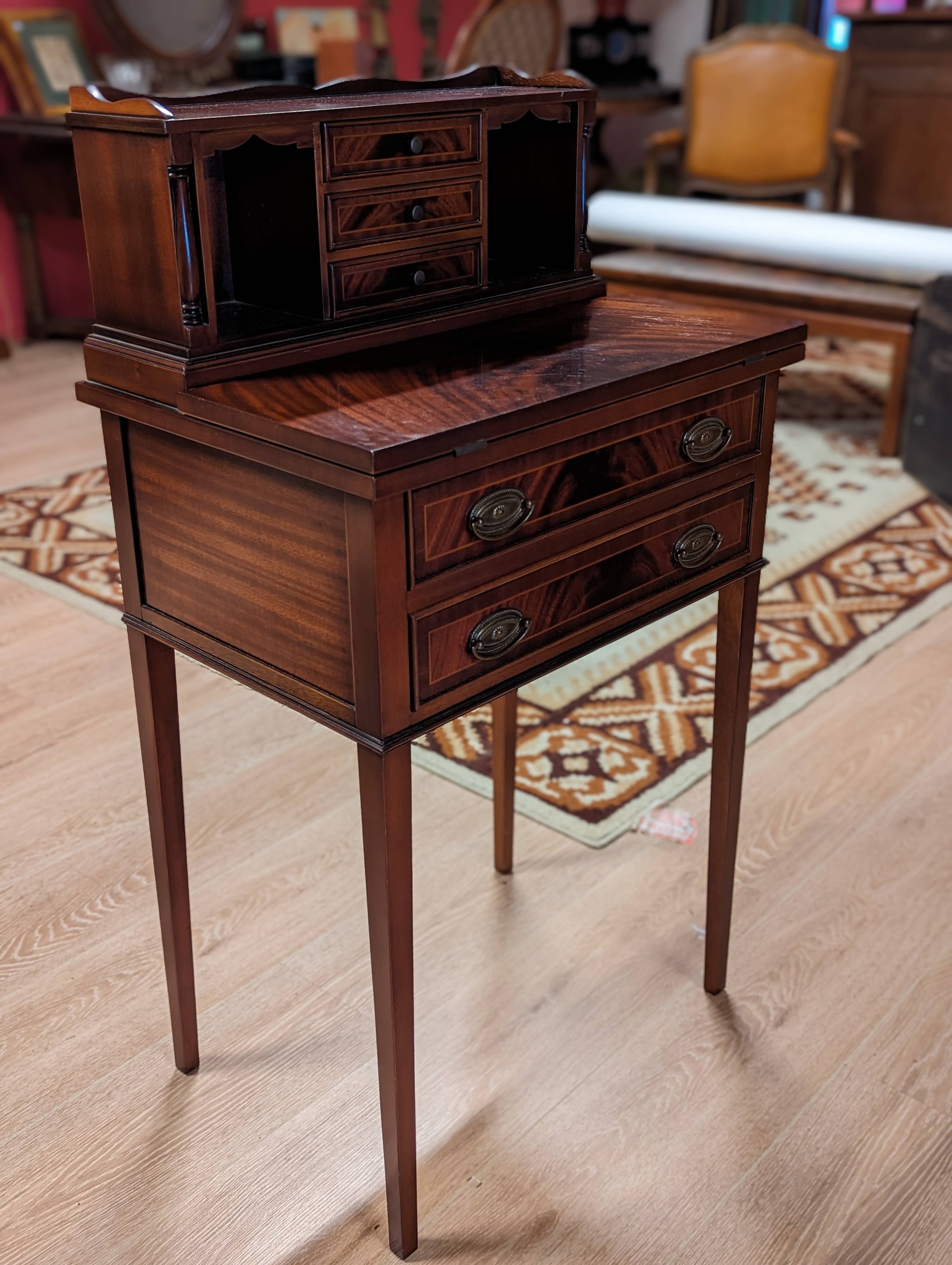 Small mahogany happiness of the day desk