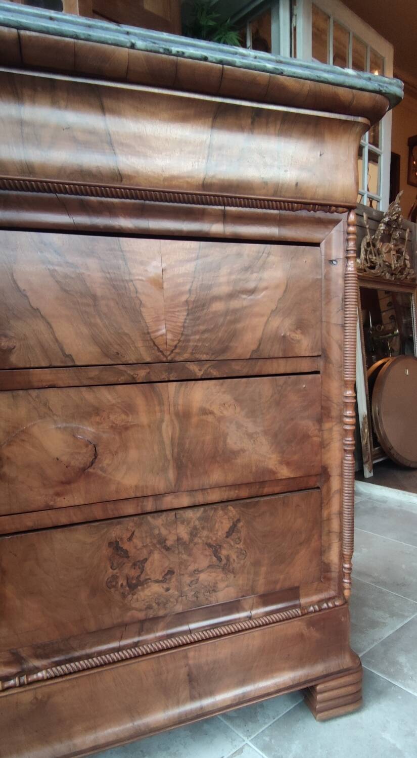 Old 4 drawer chest of drawers with marble top