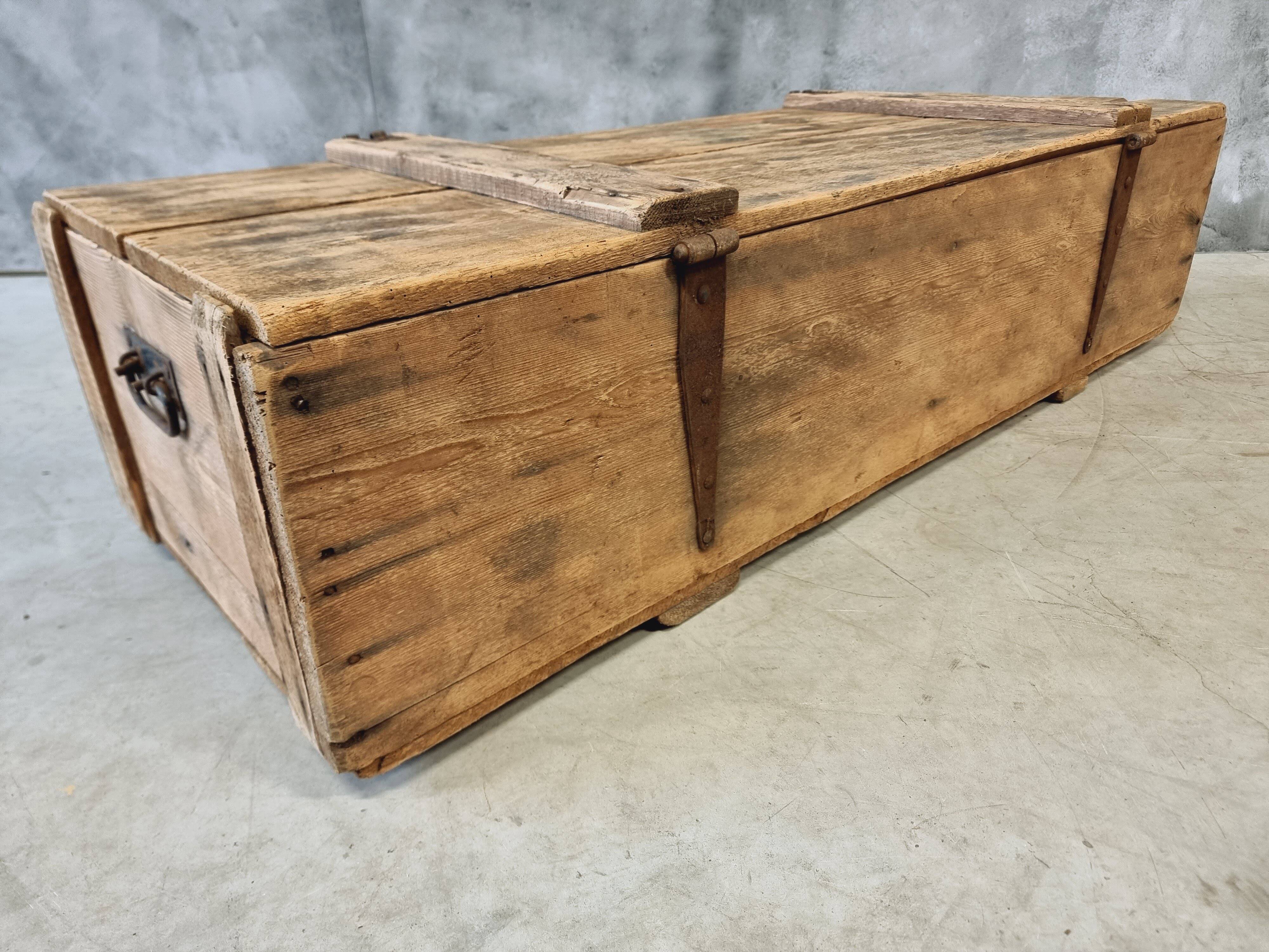 Coffre ancien table basse XIXe siècle 57x152 cm