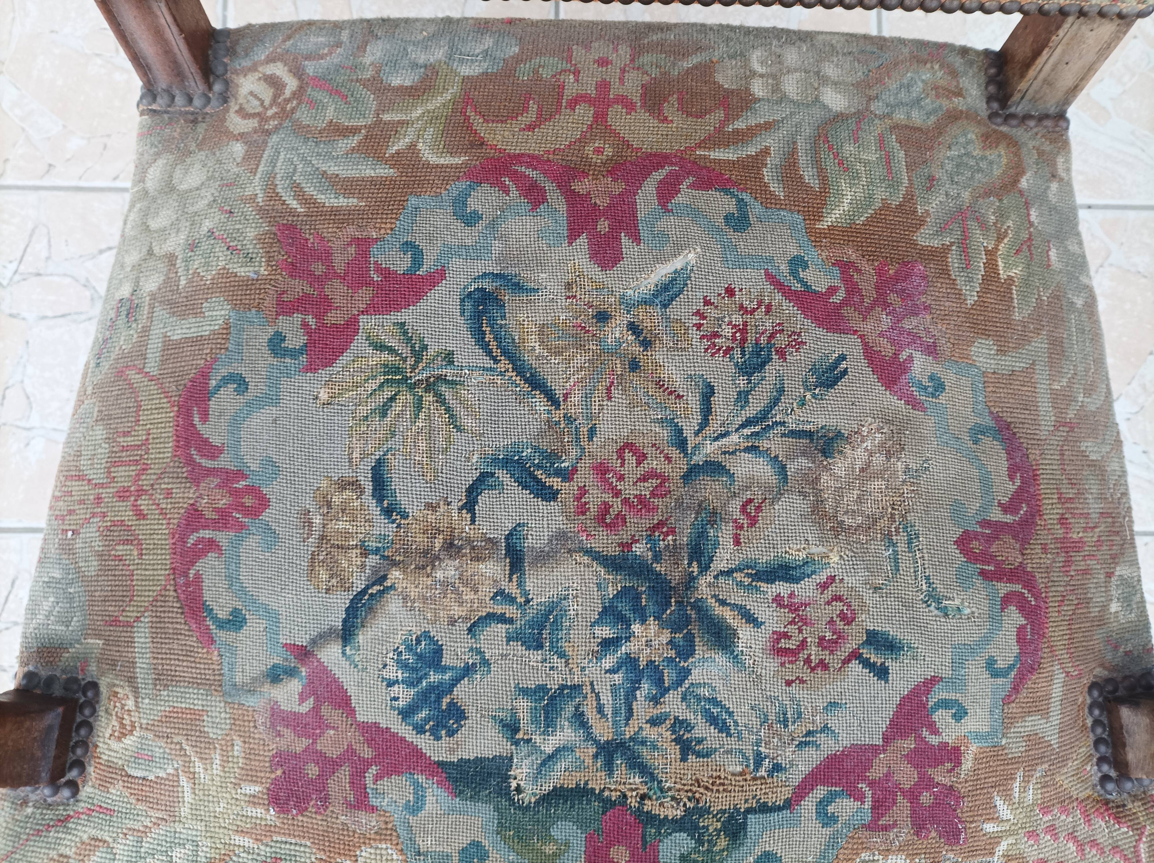 Paire de fauteuils Régence en noyer sculpté