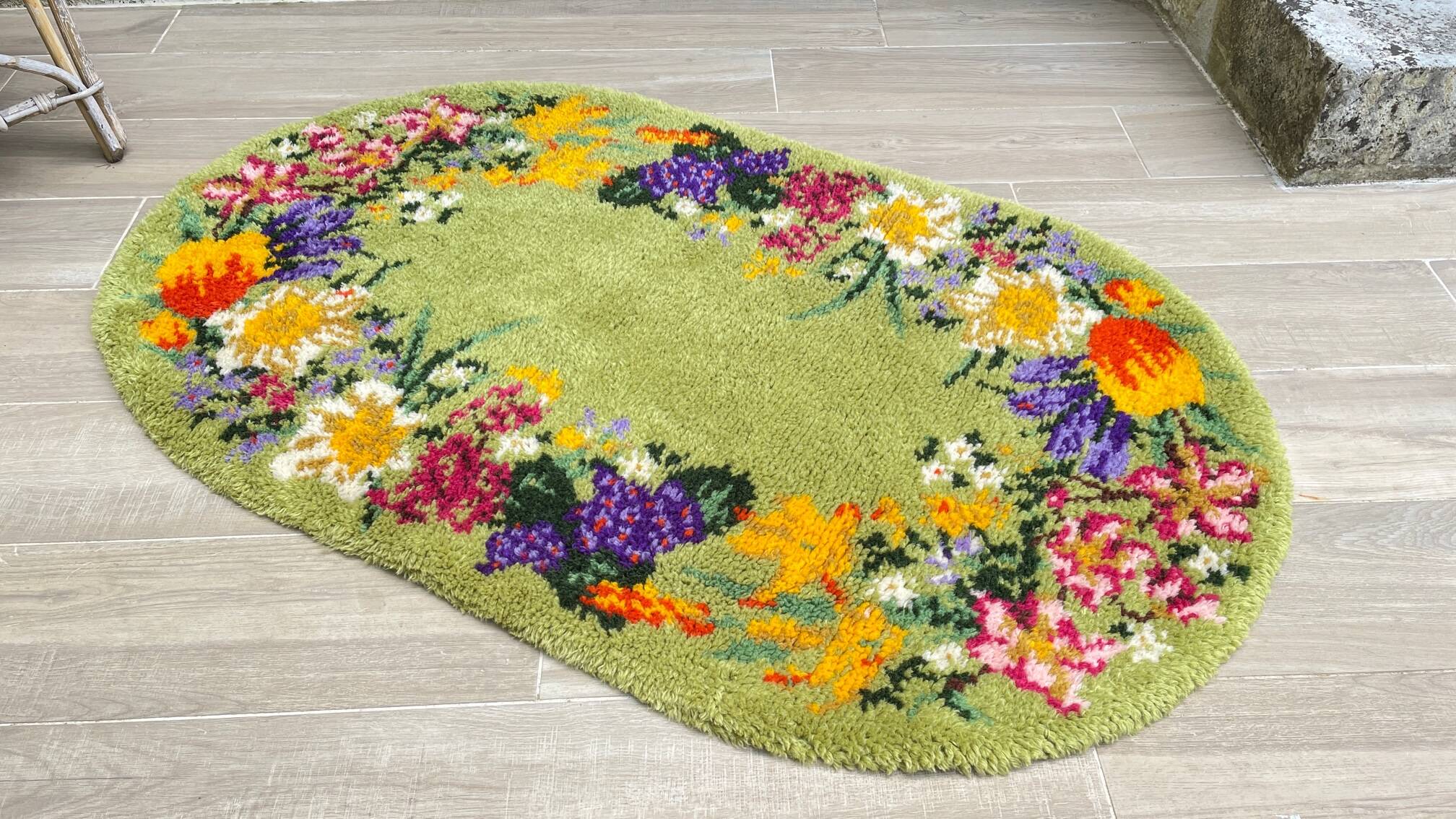Oval rug from the 70s in pure wool 144x88cm