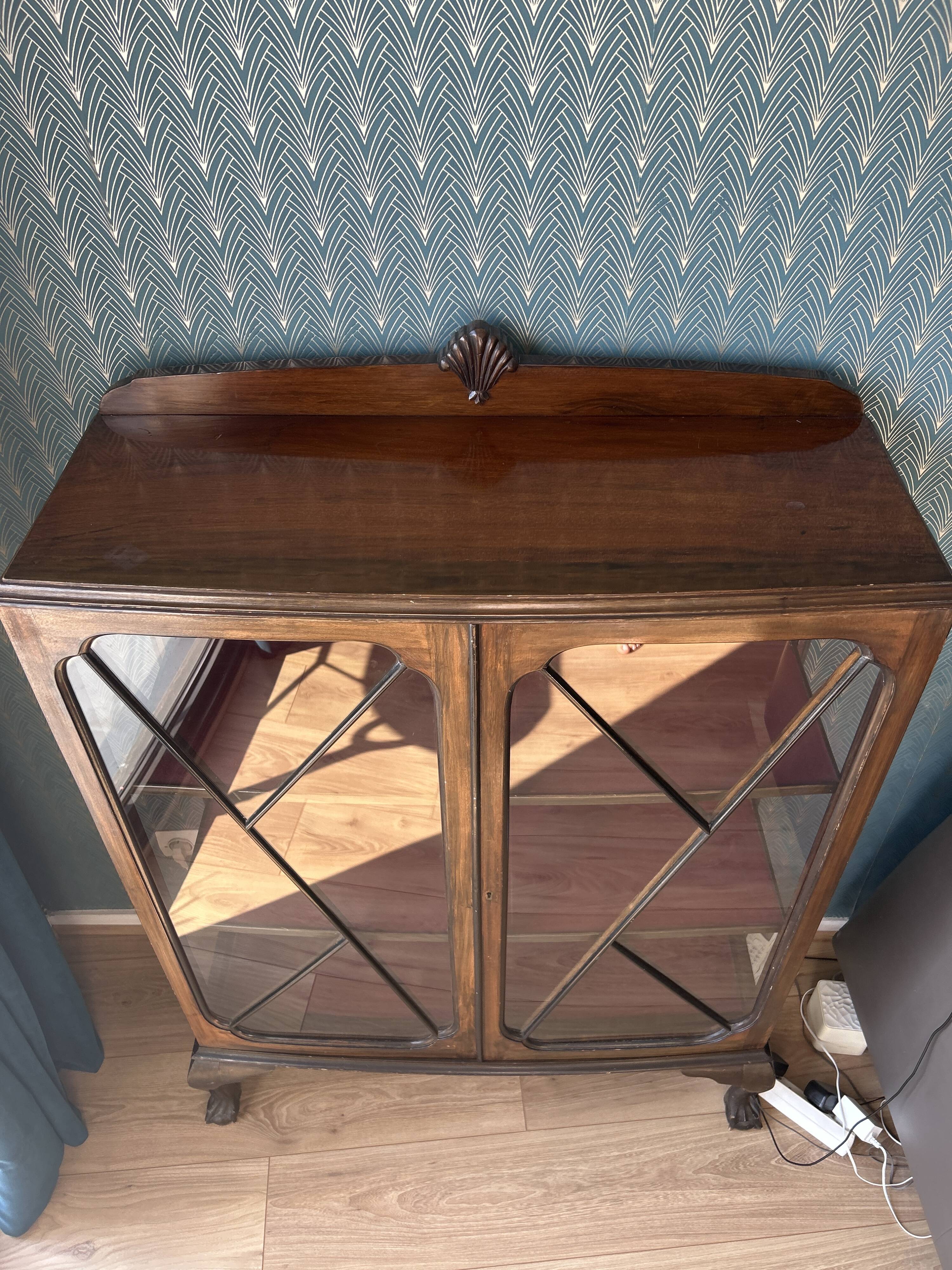 English style display case 1900
