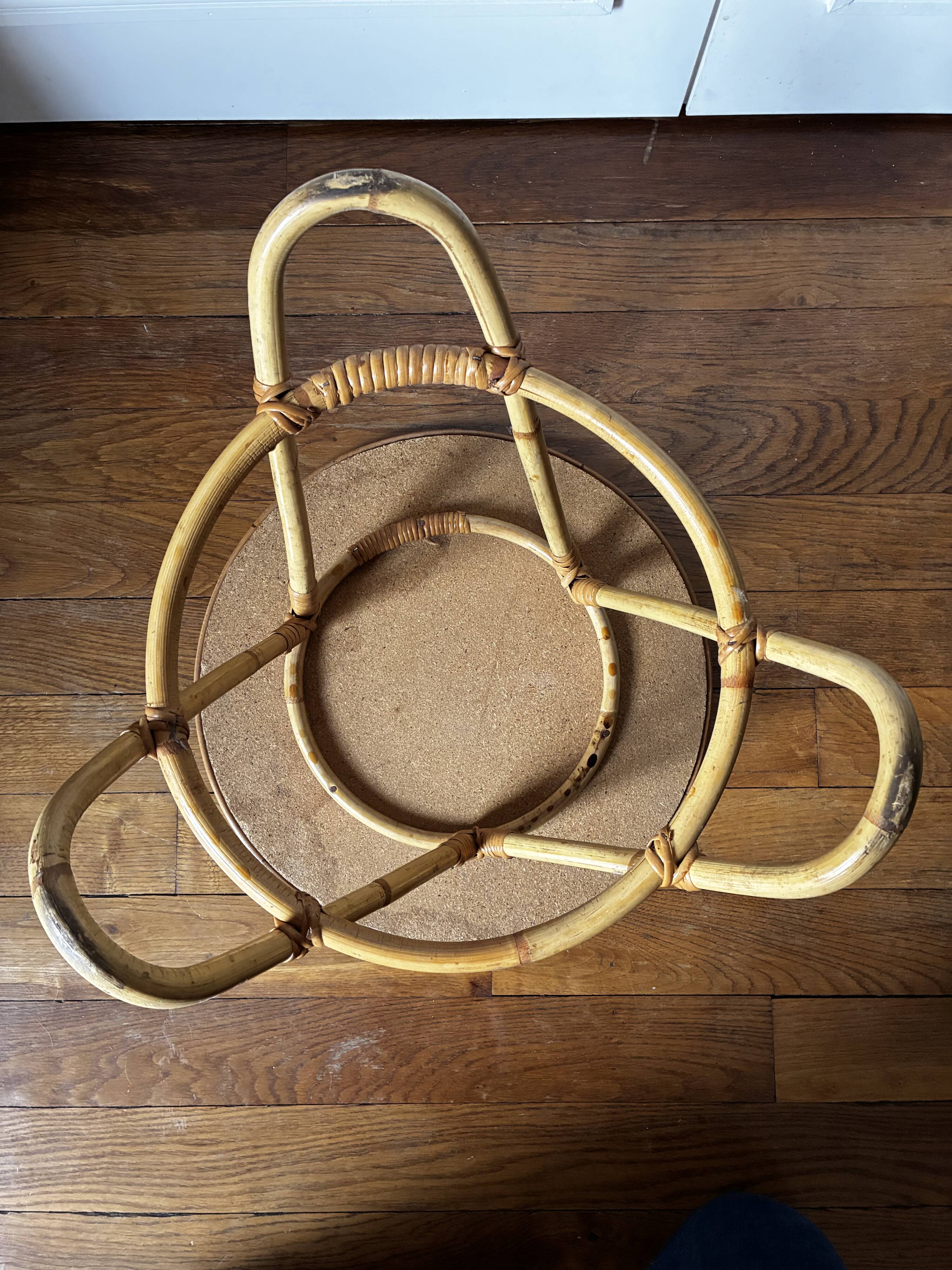 Small vintage round table in osie.