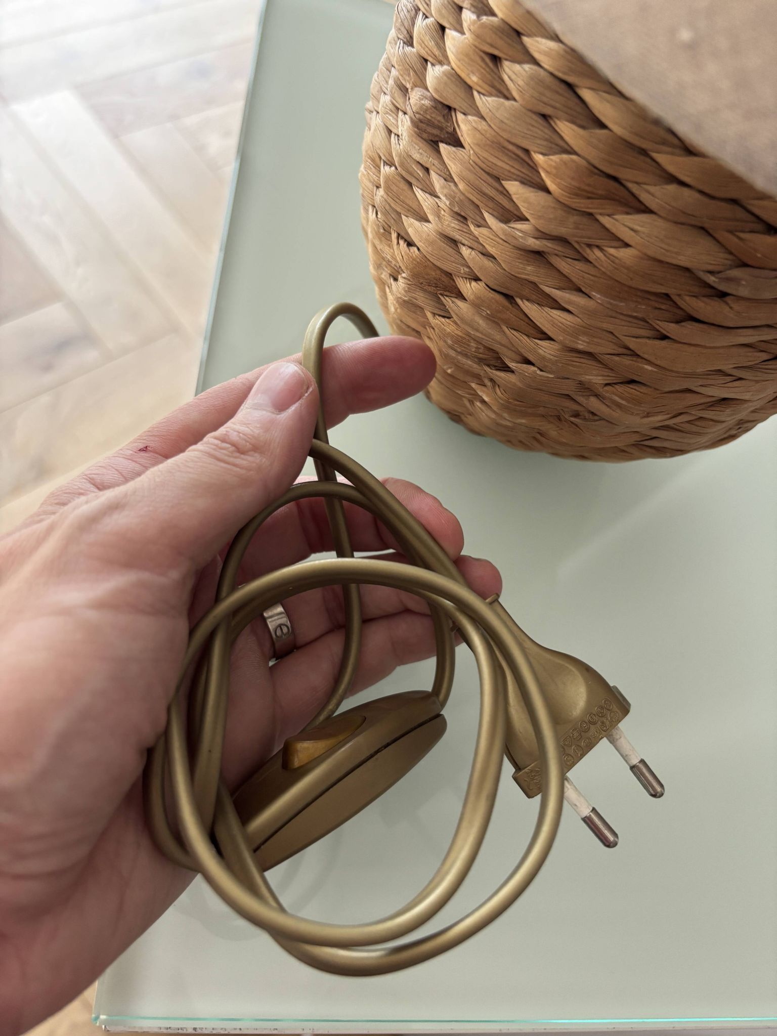 Lampe de table vintage en rotin tissé avec abat-jour en lin