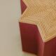 Petite table d’appoint en forme d’étoile en rotin couleur rose
