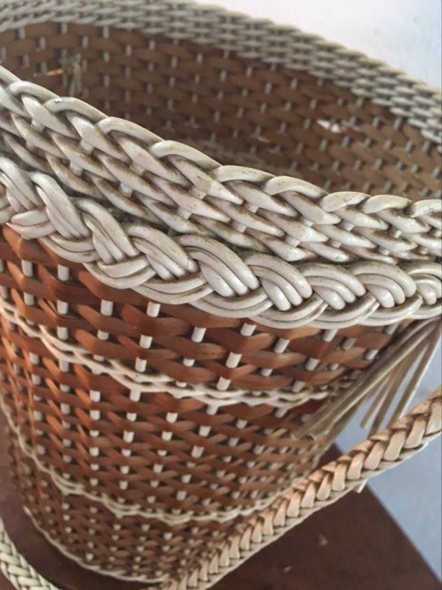 Hanging wicker and scoubidou 1960s hang-stash.