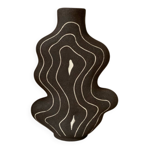 Vase en grès noir brut