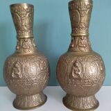 Jolie paire de vases asiatiques anciens en bronze