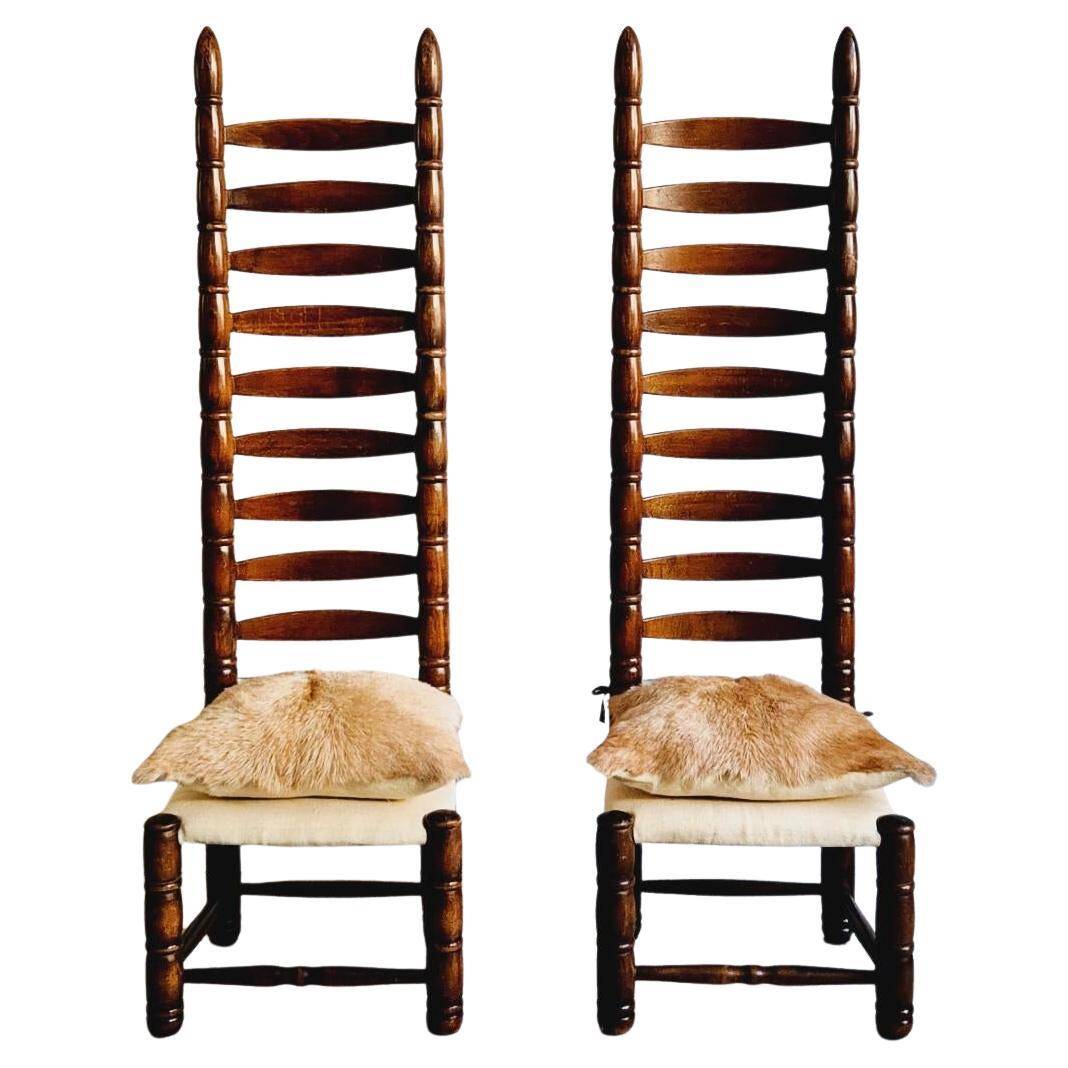 Paire de chaises espagnoles à dossier haut, datant du milieu des années 1900, avec des sièges en peau de chèvre et en lin.