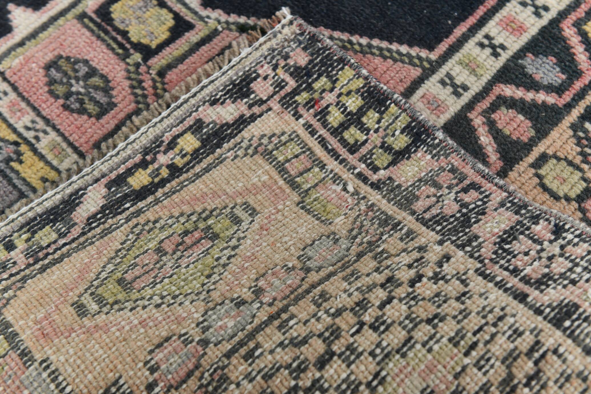 Tapis vintage oriental fait main rose et crème 4x7, 130x225 cm