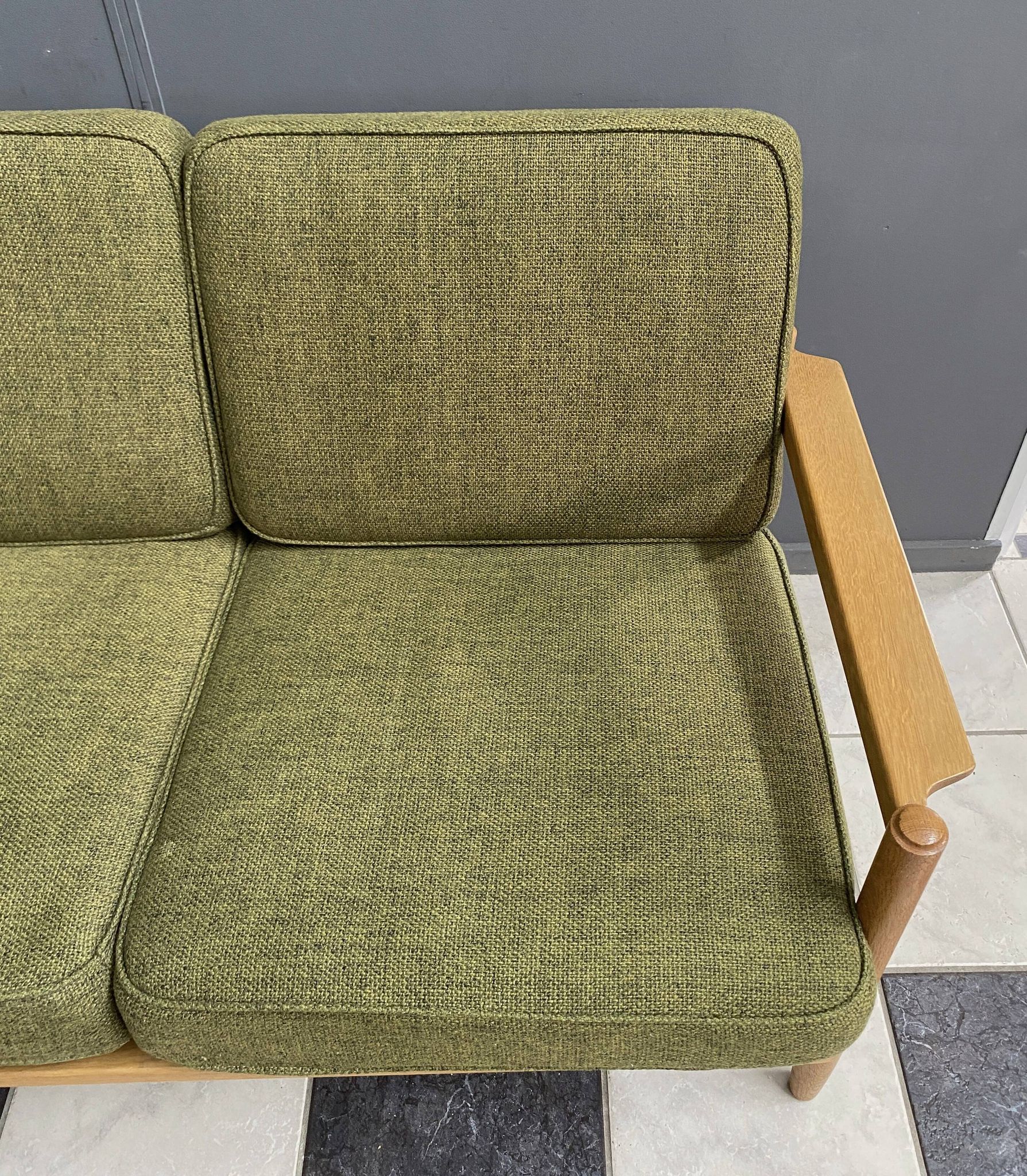 canapé 3 places en tissu vert et bois années 1960