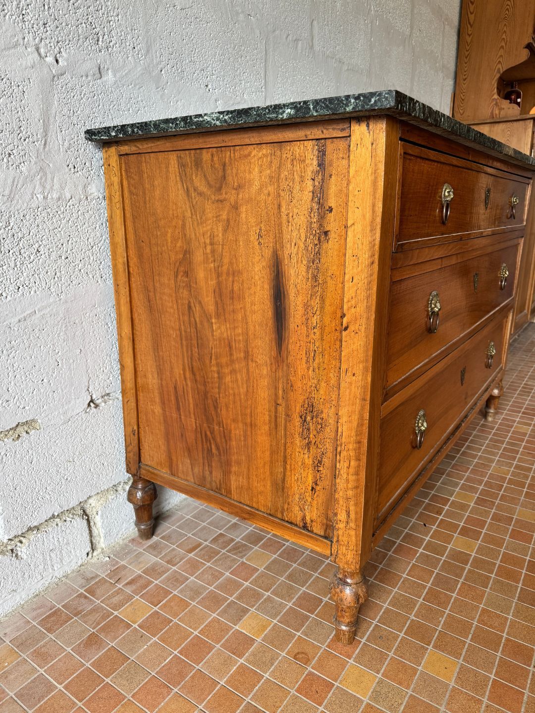 Commode ancienne en noyer