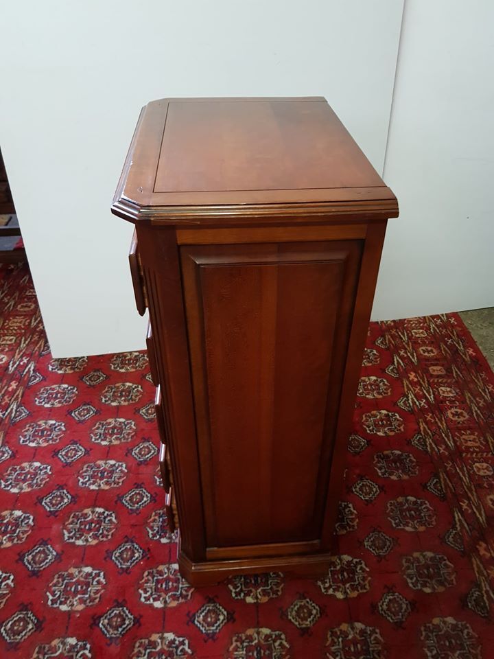 Chest of drawers in cherry