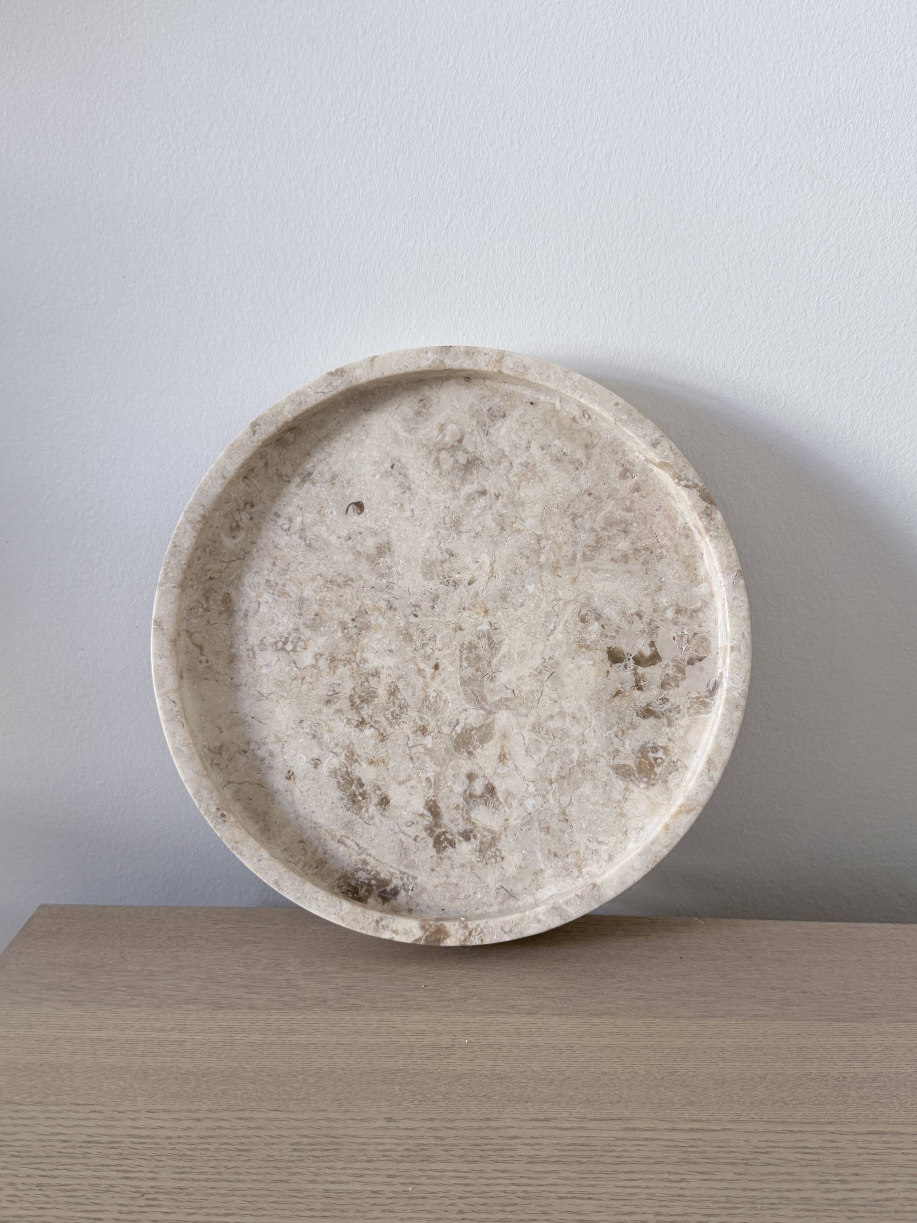 Small round tray in travertine