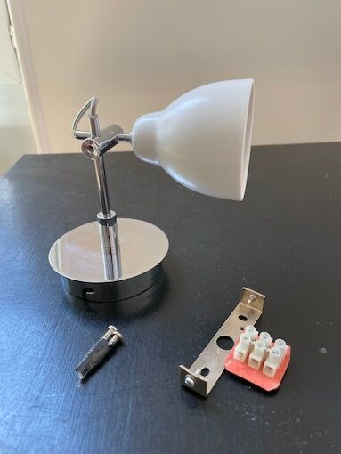 Adjustable spotlight in white porcelain habitat