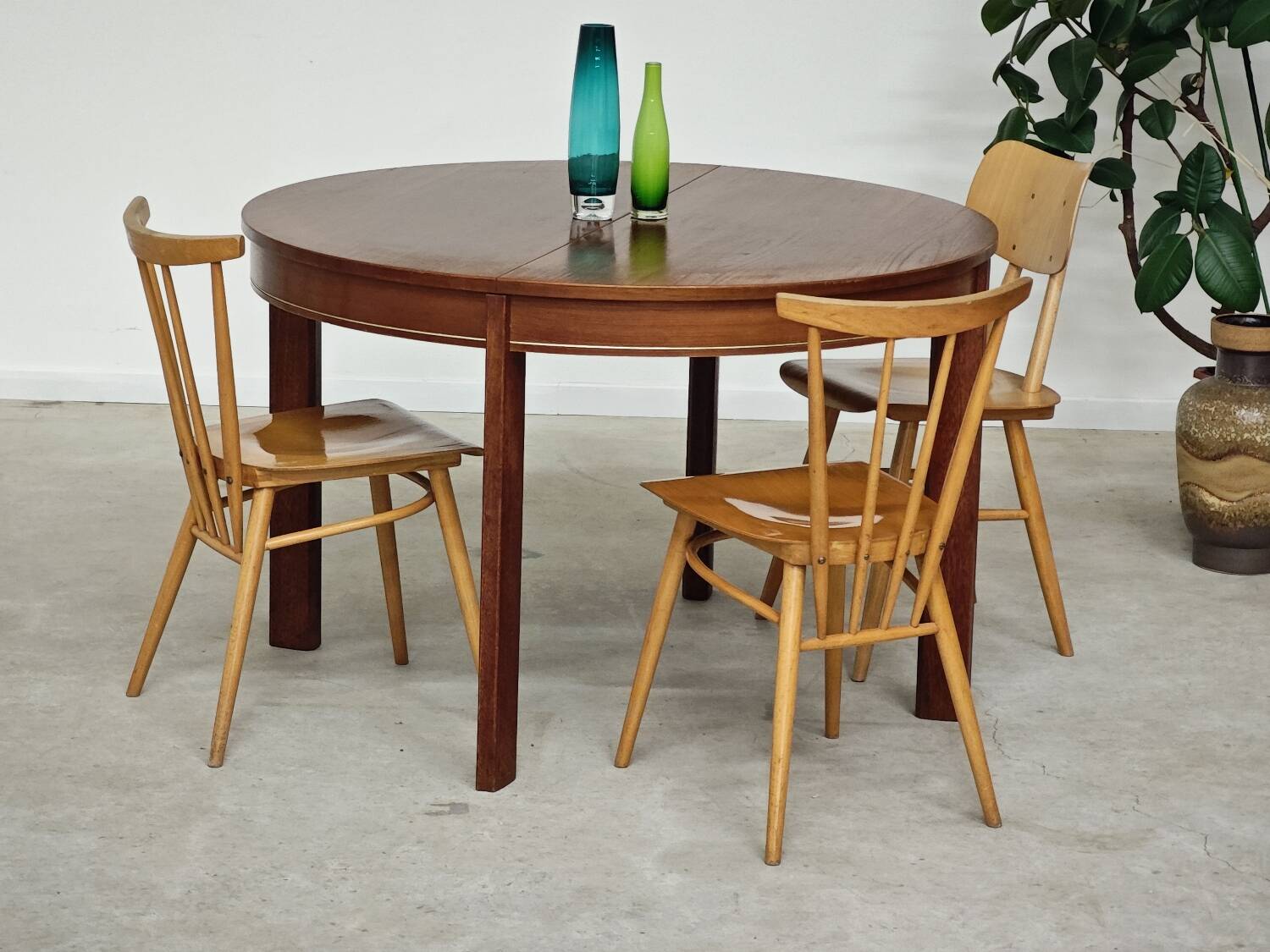 Extendable table with integrated Scandinavian style Self