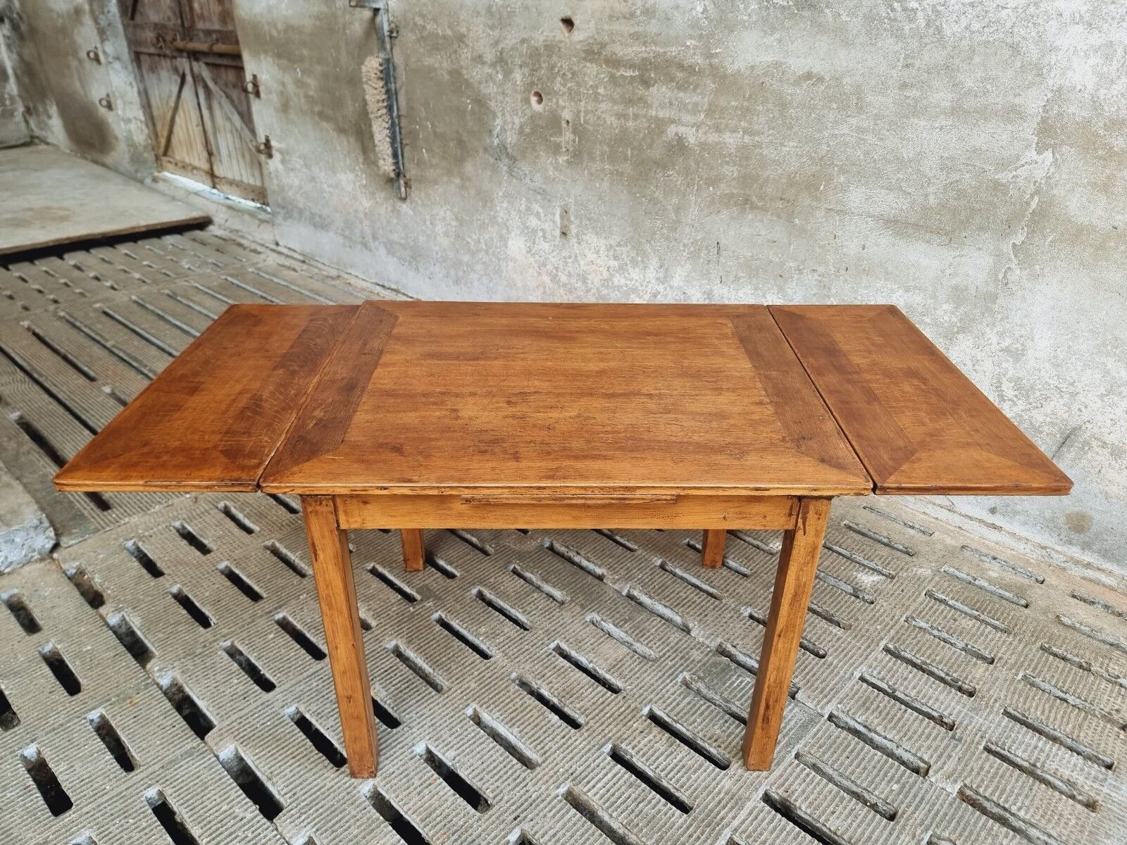 Dining table extendable