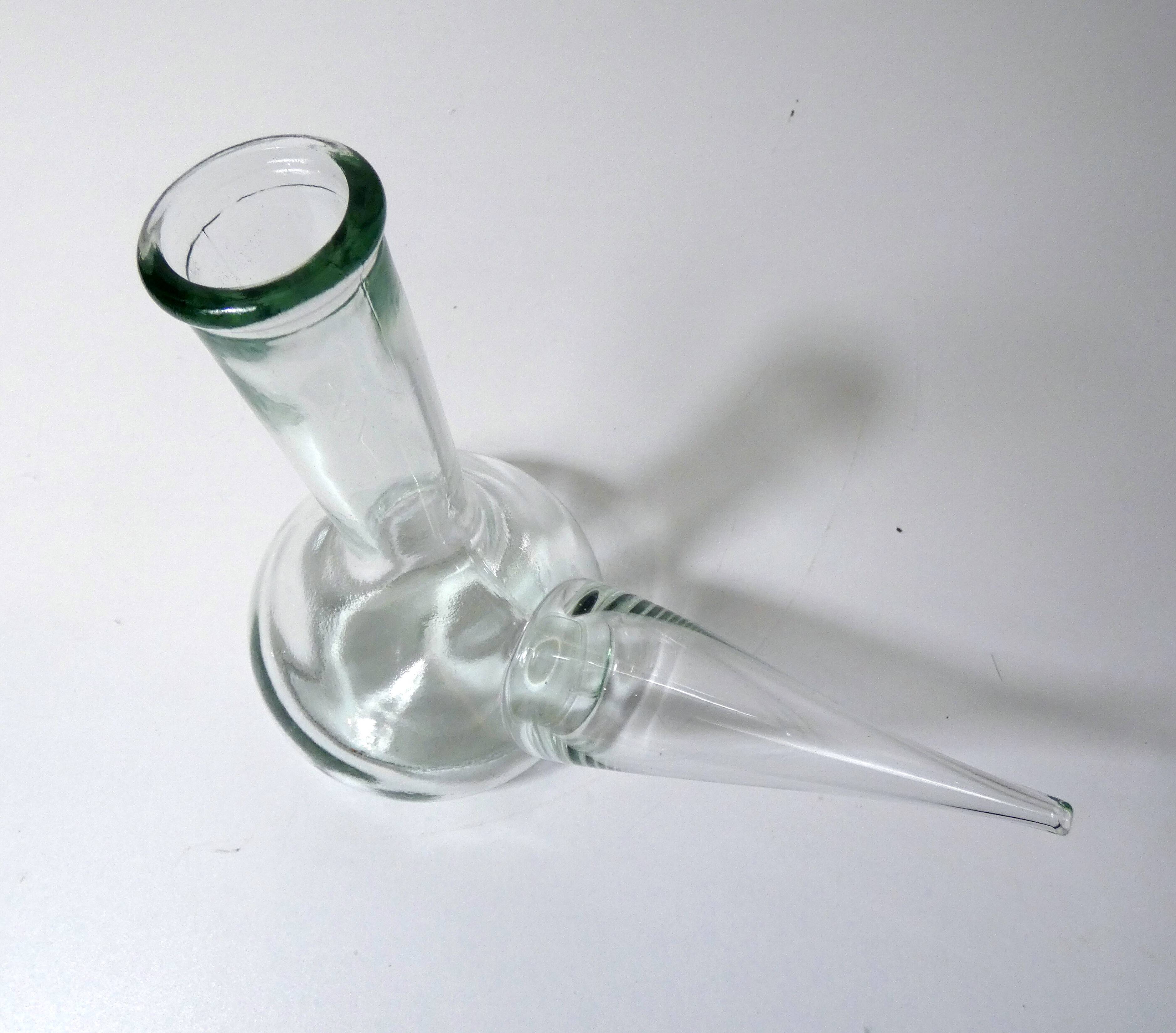 Ancienne carafe à vin en verre