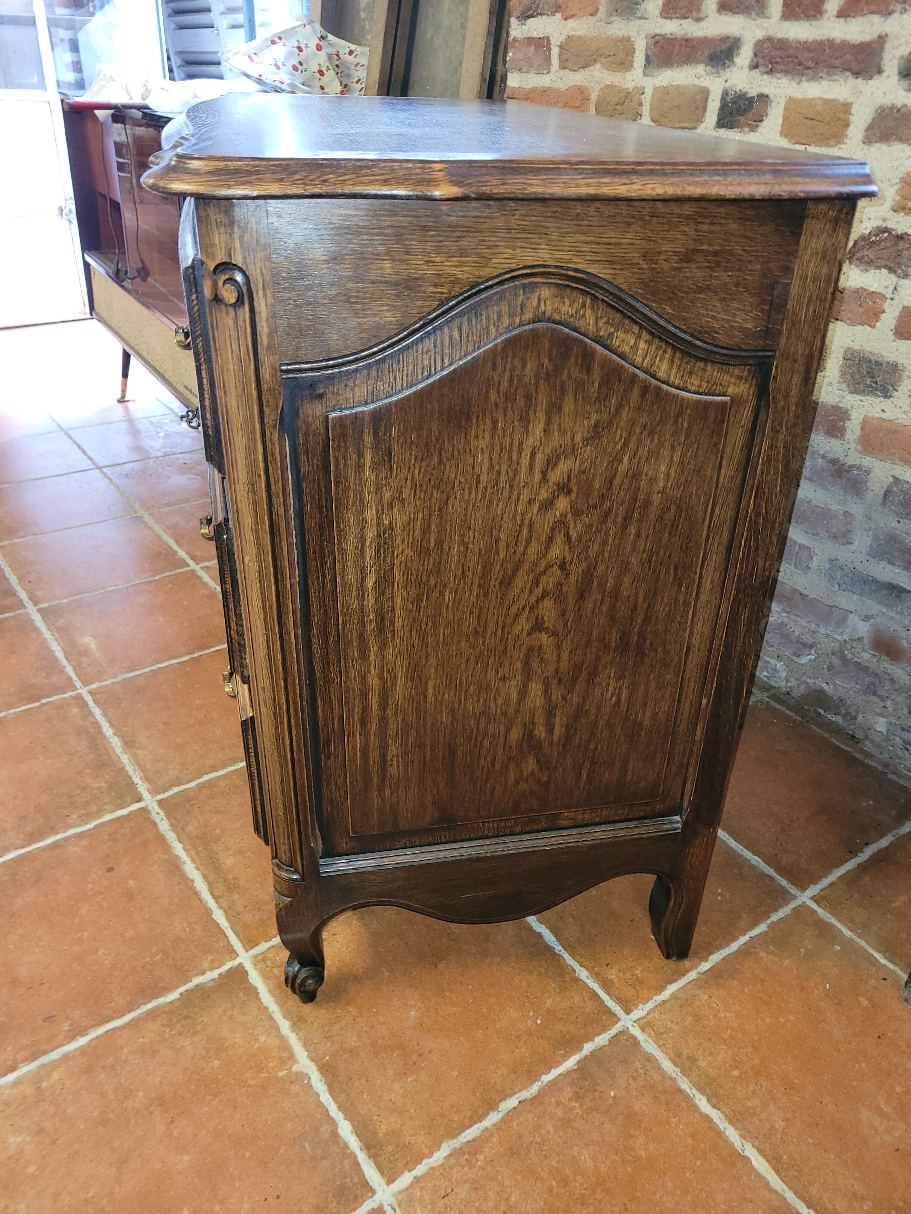 Louis XV style chest of drawers in solid oak