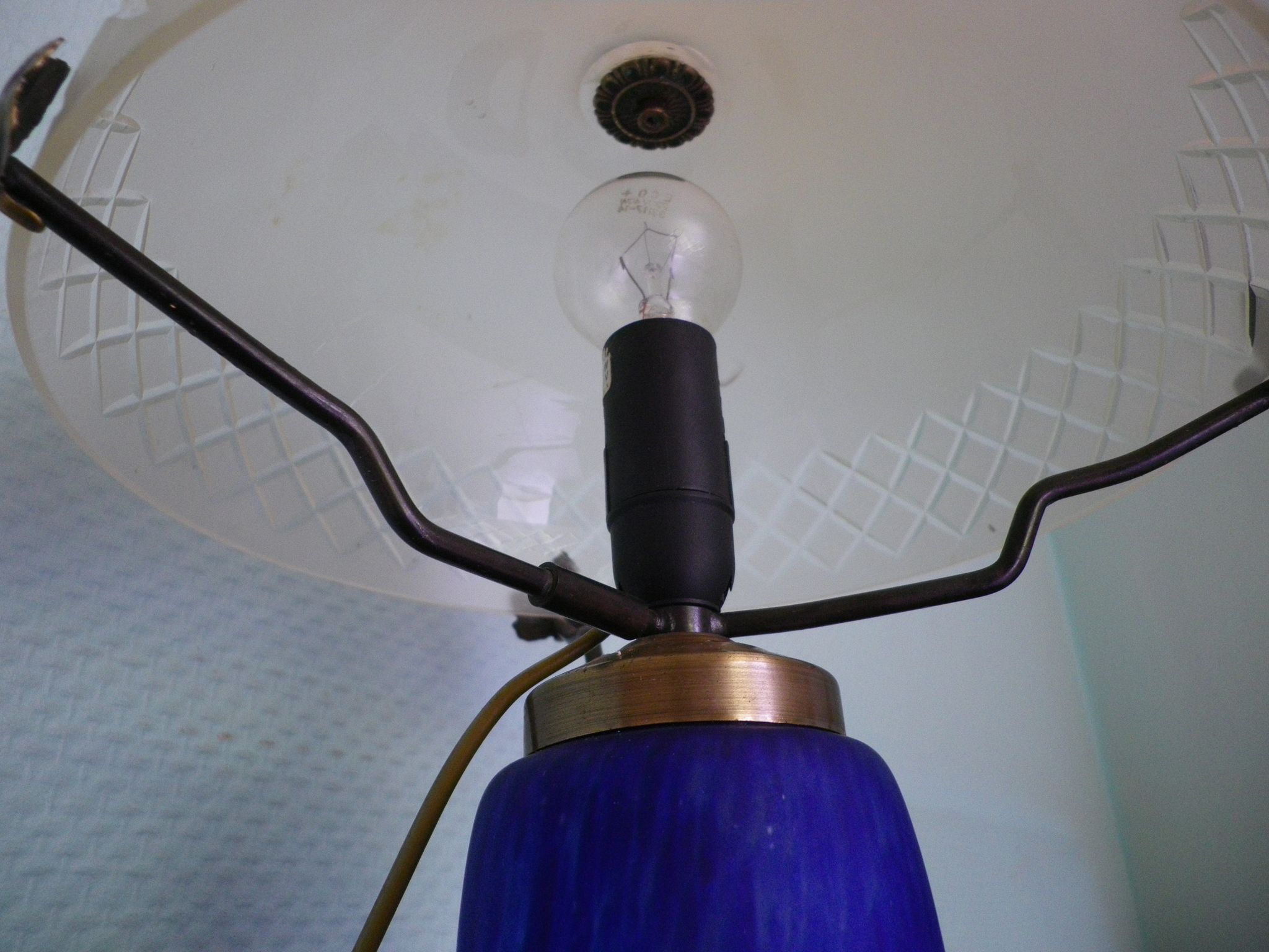 Lamp to lay, crystal lampshade cut with brass rosette, lamp foot in glass pase