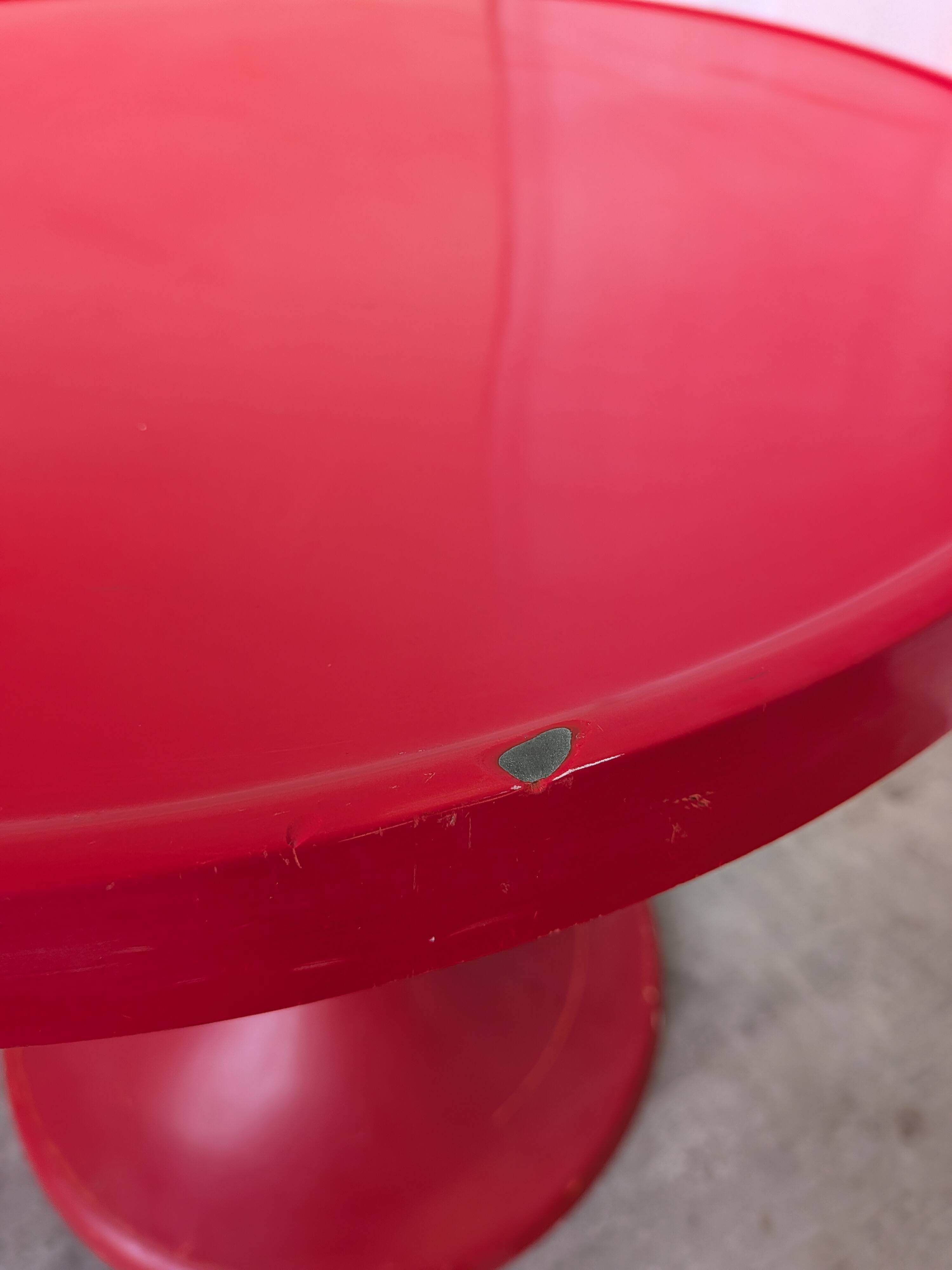 Table vintage en tulipe rouge par Meblo Yougoslavie / Table à piédestal